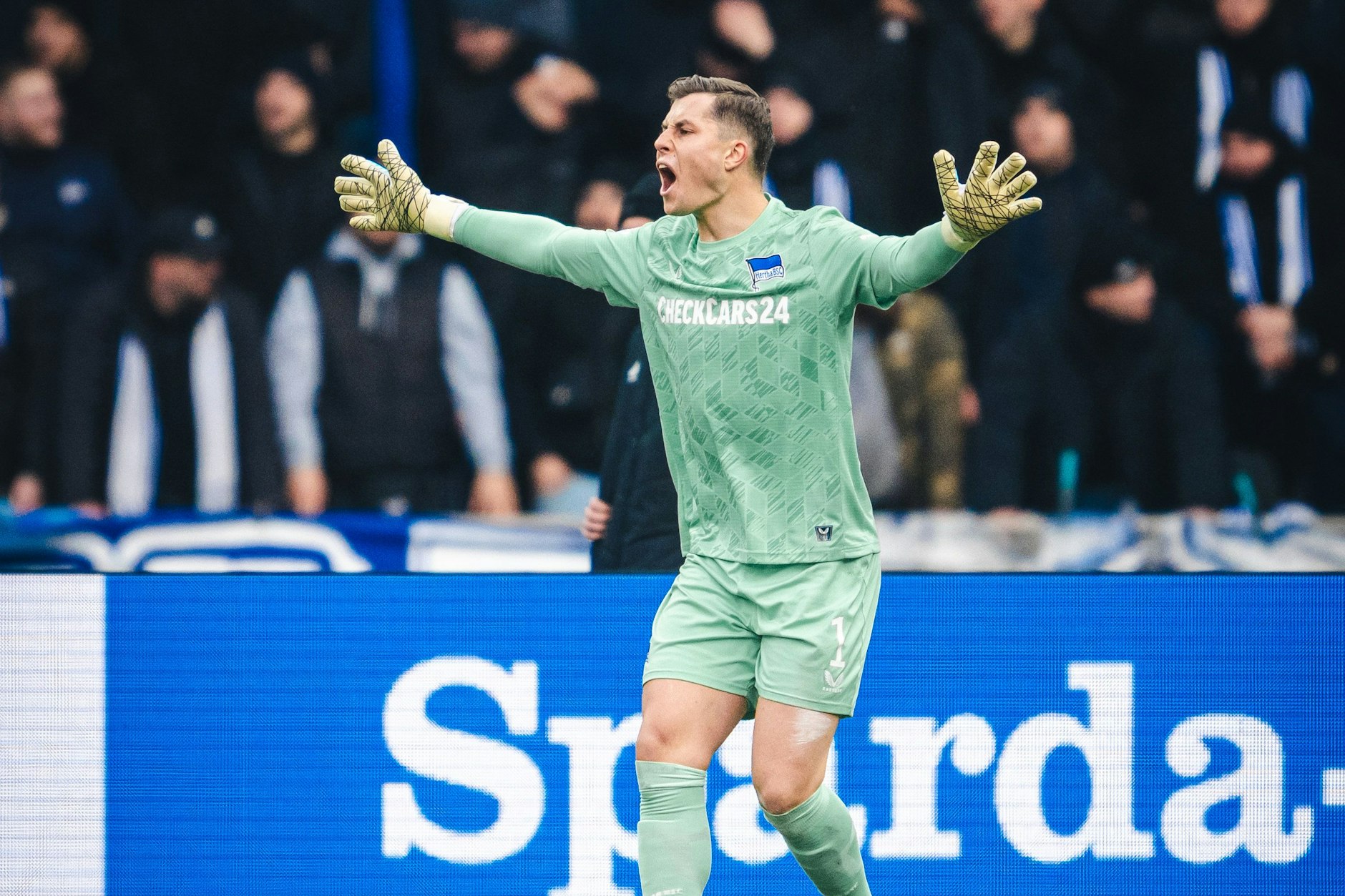 Hertha-Torwart Tjark Ernst brüllte seine Mitspieler nach dem 0:1-Gegentor an, weil sie bei einer Magdeburger Ecke geschlafen hatten.