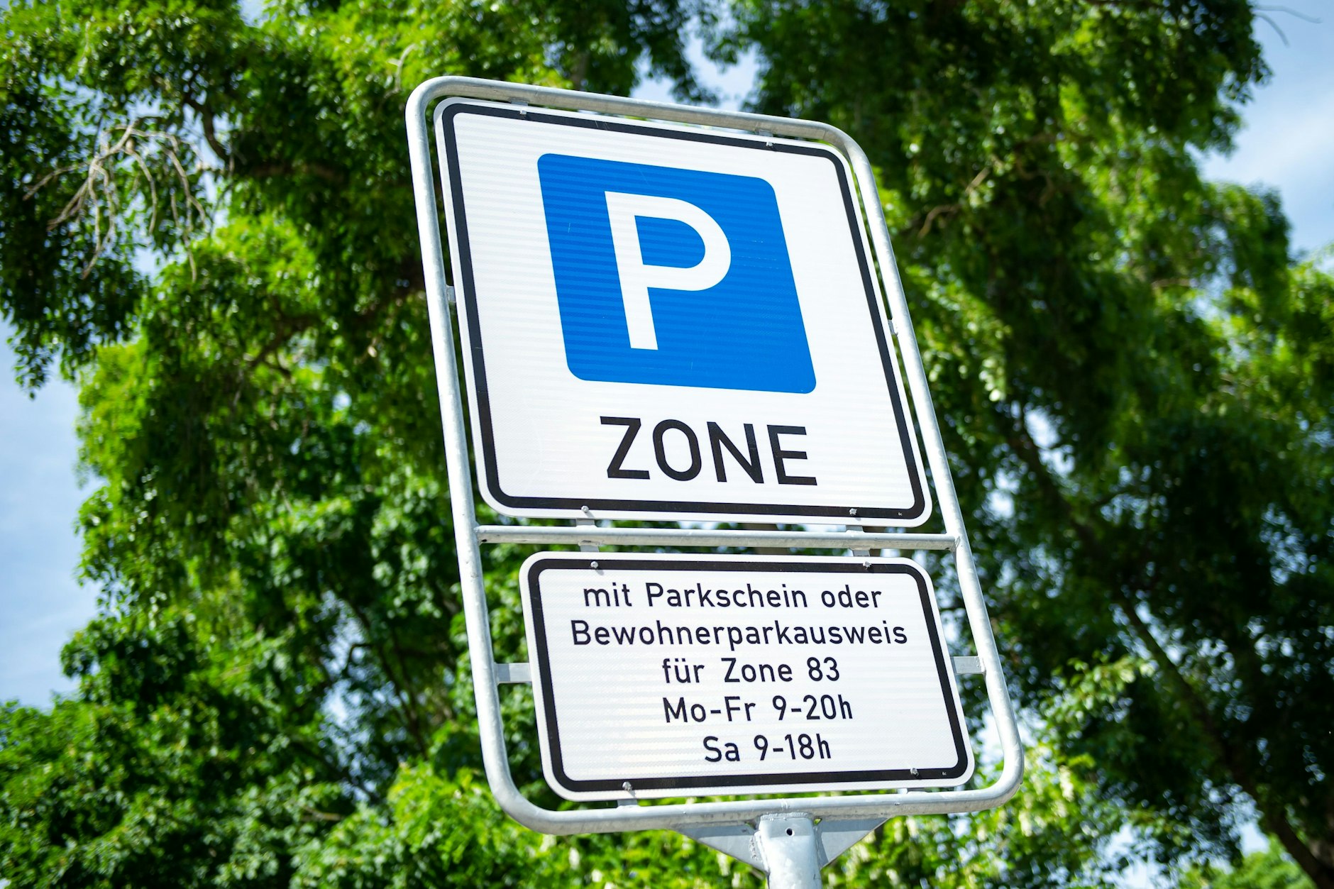 Die Gebühren für das Anwohnerparken in Berlin sollen steigen. Doch in diesem Jahr können Autofahrer aufatmen.