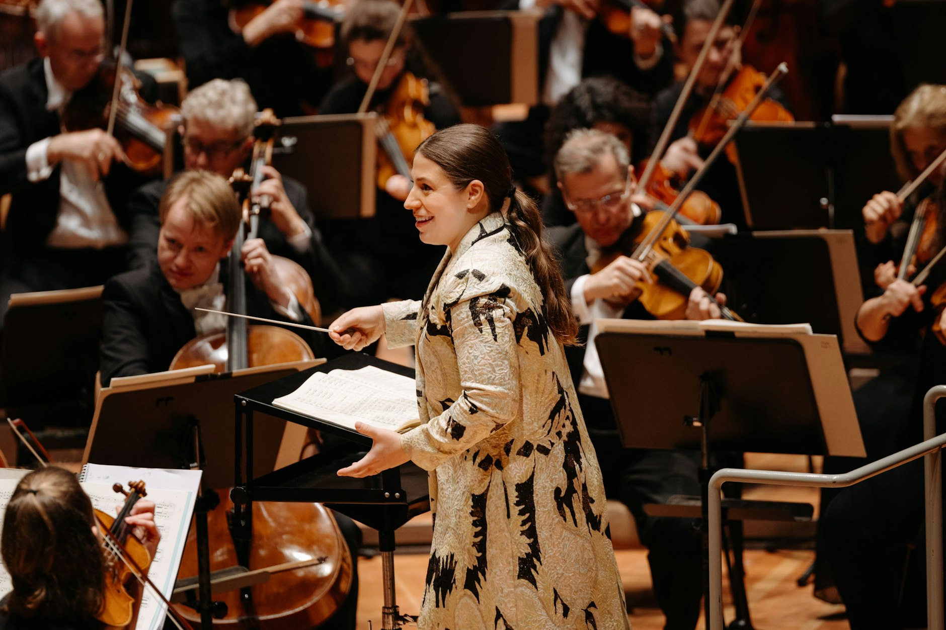 Dalia Stasevska am Pult des Deutschen Symphonie-Orchesters