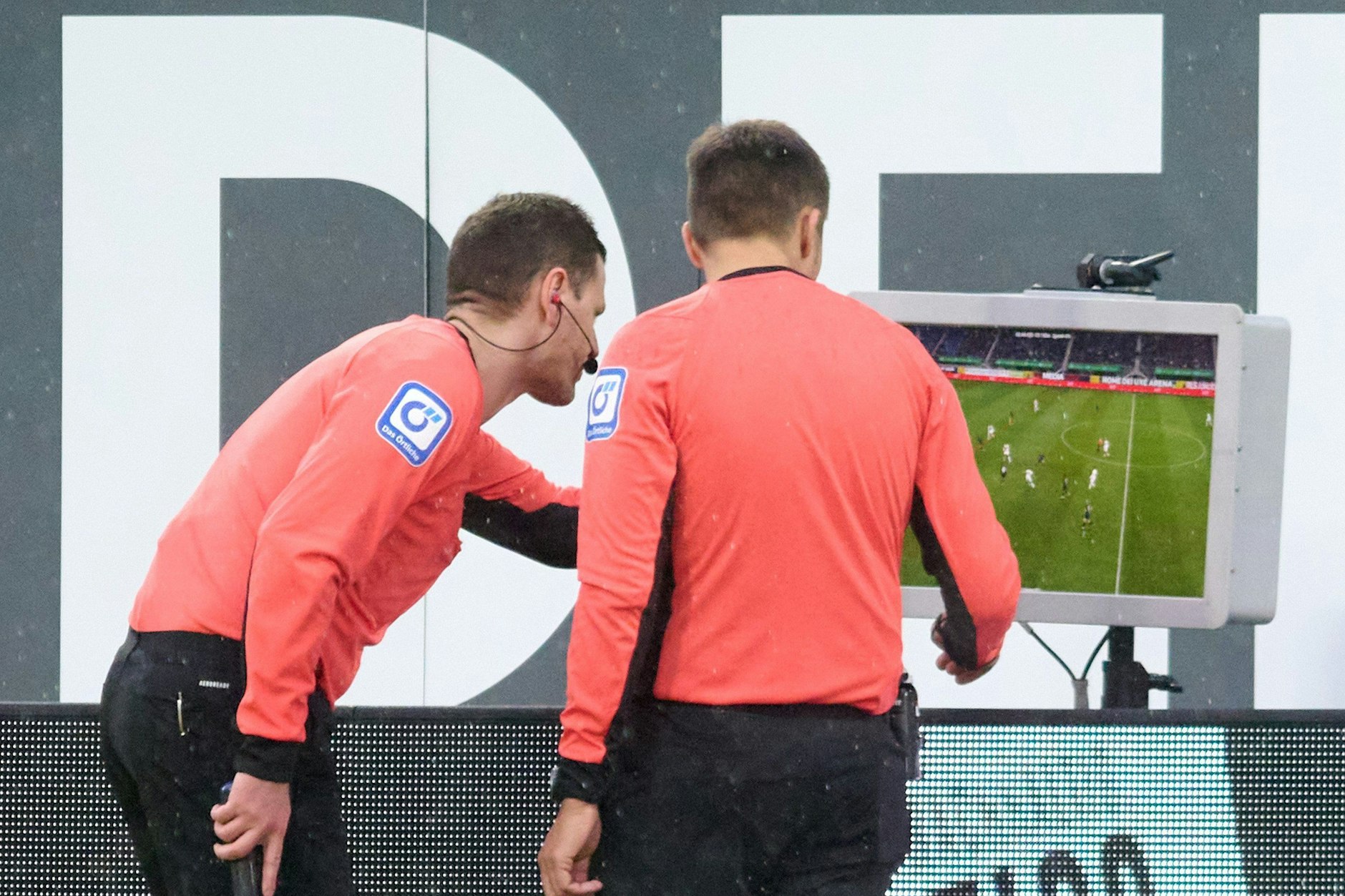 Klar, das Videostudium dauert – besonders wie hier, wenn Schiri Robert Hartmann (r.) bei Paderborn gegen Elversberg auch noch seinen Assistenten zum Gucken dabei hat.