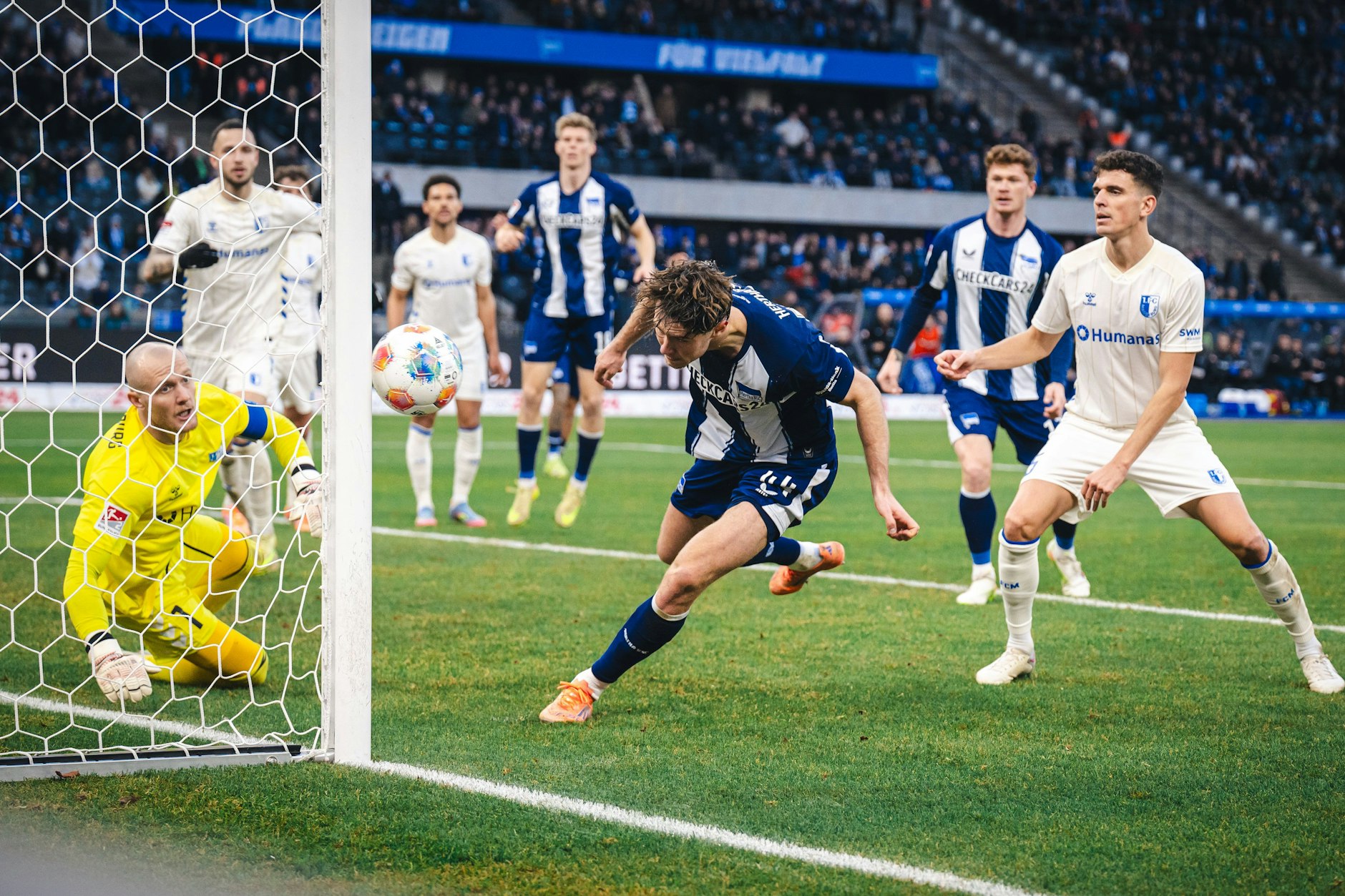 Pfosten statt Treffer, weiter Rückstand statt Ausgleich: Linus Gechter (Mitte) hätte Hertha BSC in der Nachspielzeit gegen den 1. FC Magdeburg zumindest einen Punkt bescheren können.