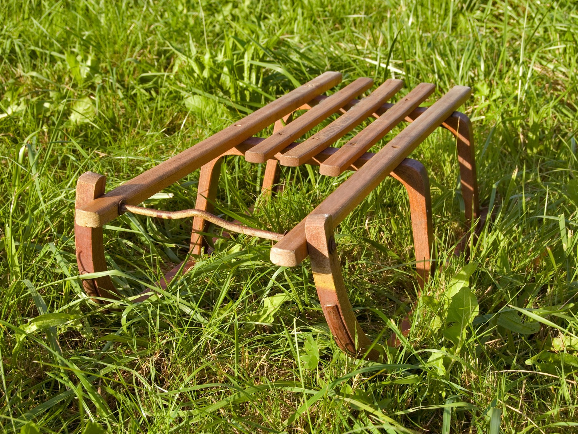 Bereit, aber ohne Einsatz – der Schlitten wartet derzeit vergeblich auf Schnee.