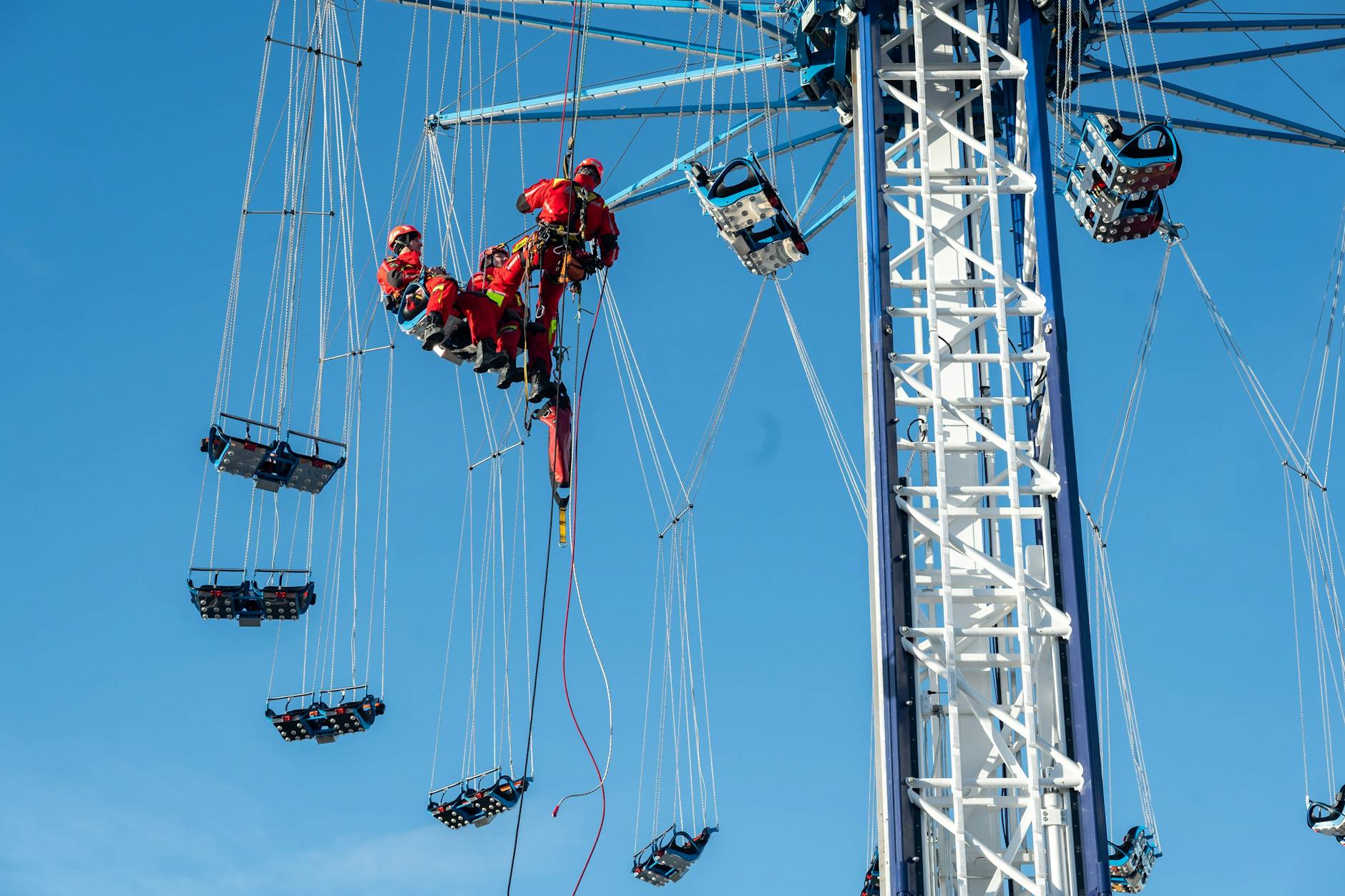 Die Feuerwehr übt an der Landsberger Allee das Abseilen am Kettenkarussell.