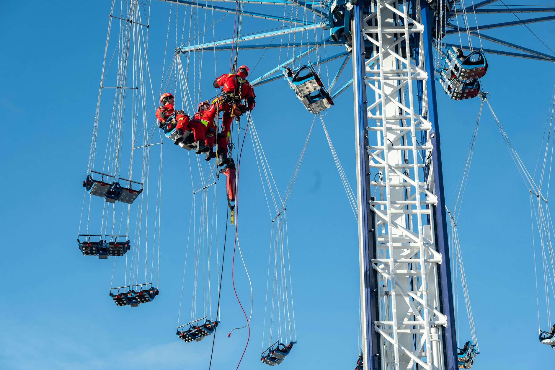 Die Feuerwehr übt an der Landsberger Allee das Abseilen am Kettenkarussell.