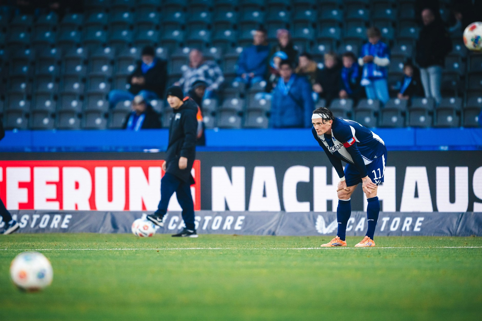 Hertha-Kapitän Fabian Reese schaut gebückt ins Leere. Die Enttäuschung war beim Fan-Liebling nach dem 0:2 gegen den 1. FC Magdeburg groß.