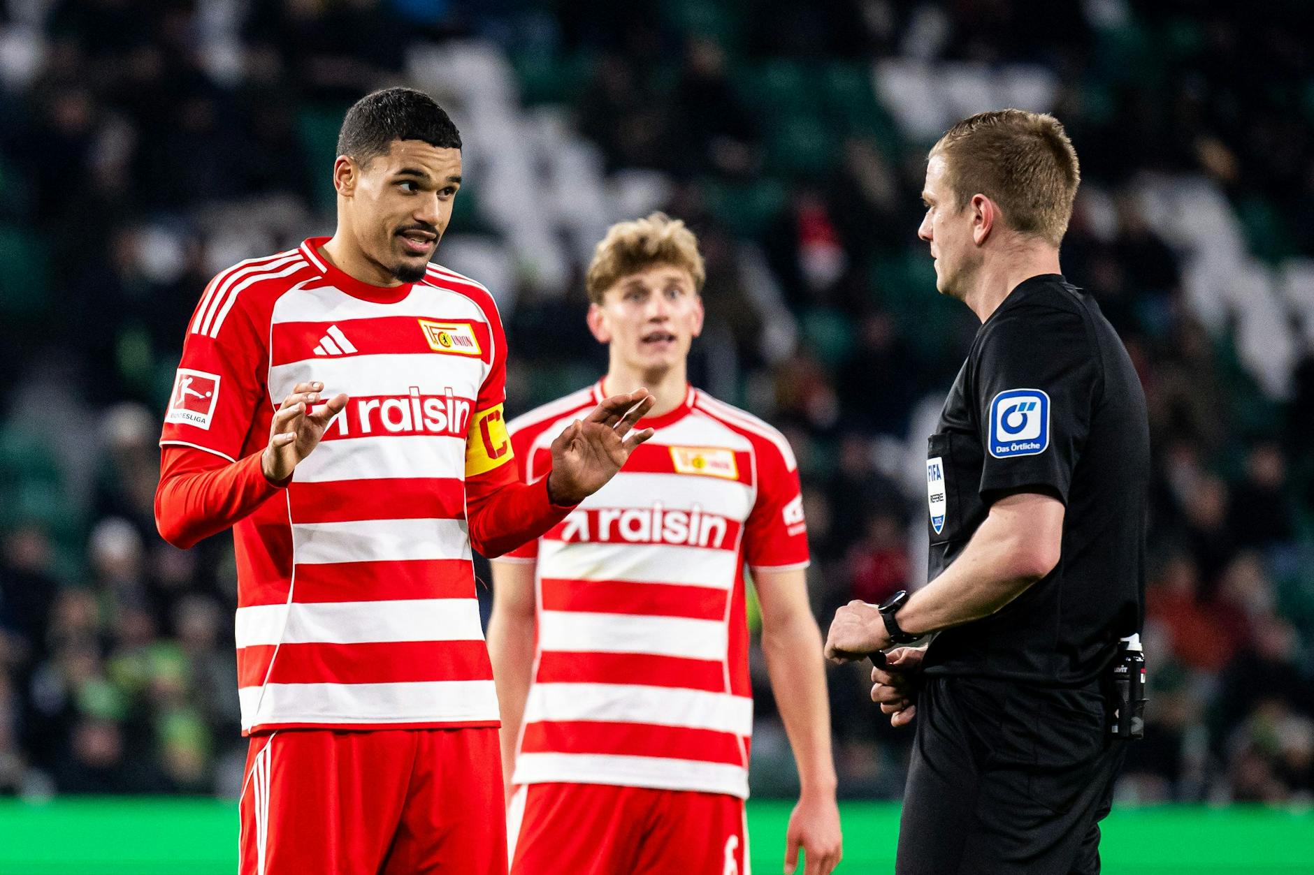 Ob Danilho Doekhi vom 1. FC Union hier Schiri Robert Schröder fragt, warum er so lange nachspielen lässt, ist unbekannt. Die Frage wäre aber berechtigt gewesen.