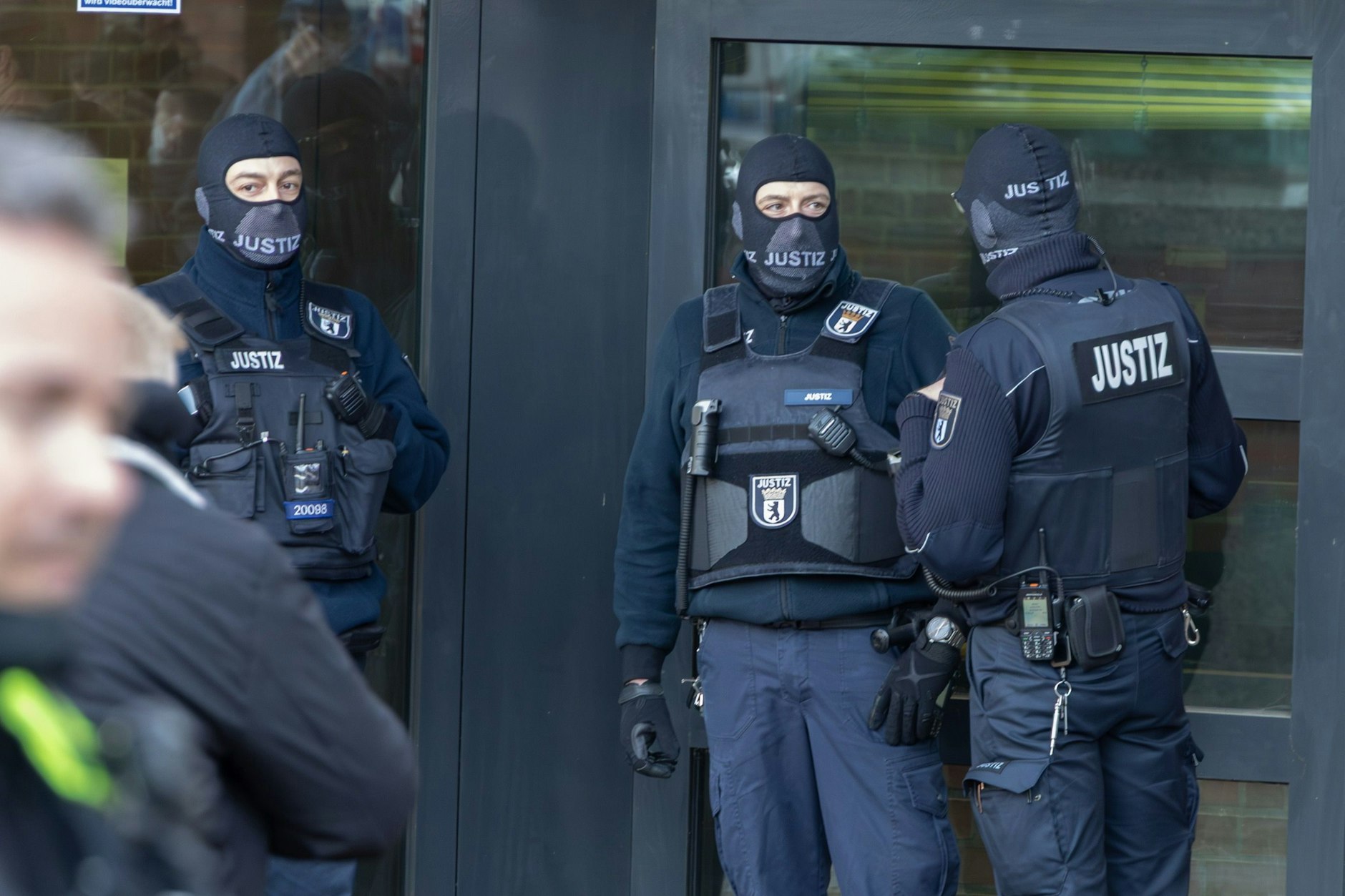 Bei dem Prozess gab es in und am Gericht erhöhte Sicherheitsvorkehrungen - zu politisch aufgeladen ist das ganze Verfahren.