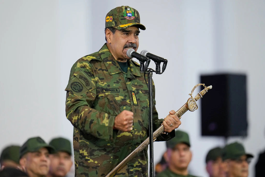 Der derzeitige venezolanische Präsident Nicolás Maduro spricht während einer von der Regierung organisierten zivil-militärischen Kundgebung.