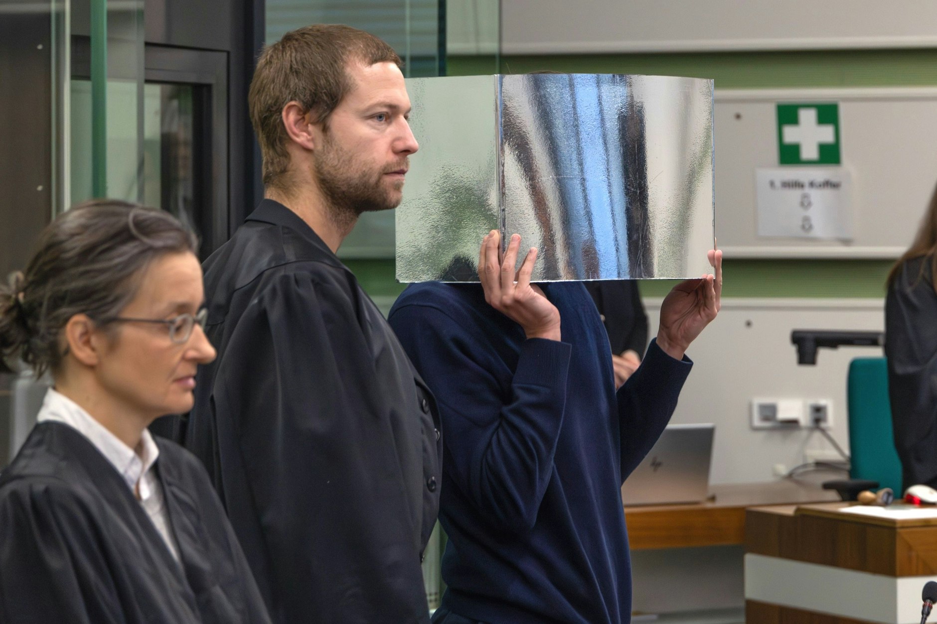 Der Angeklagte Konrad E. steht neben seinem <a href="https://www.berliner-zeitung.de/mensch-metropole/anwalt-von-daniela-klette-bewahrt-linksextreme-verhinderte-sprengstoffattentaeter-vor-dem-gefaengnis-li.2314710">Anwalt Lukas Theune</a>.