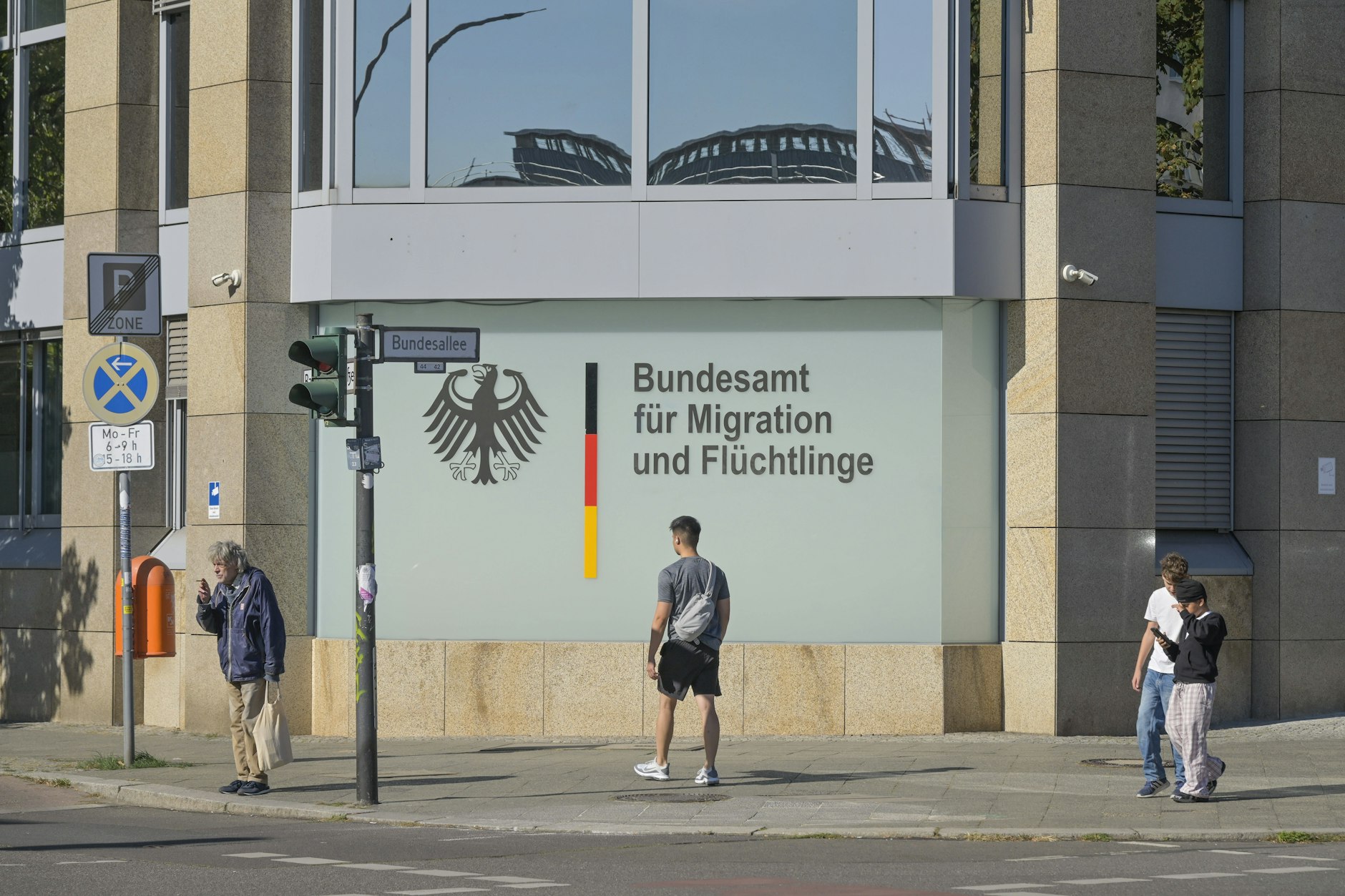 Das Bundesamt für Migration und Flüchtlinge in der Bundesallee in Wilmersdorf. Wieviele Strafttaten in Deutschland durch Geflüchtete verübt werden, zeigt das neue Lagebild des BKA für 2024.