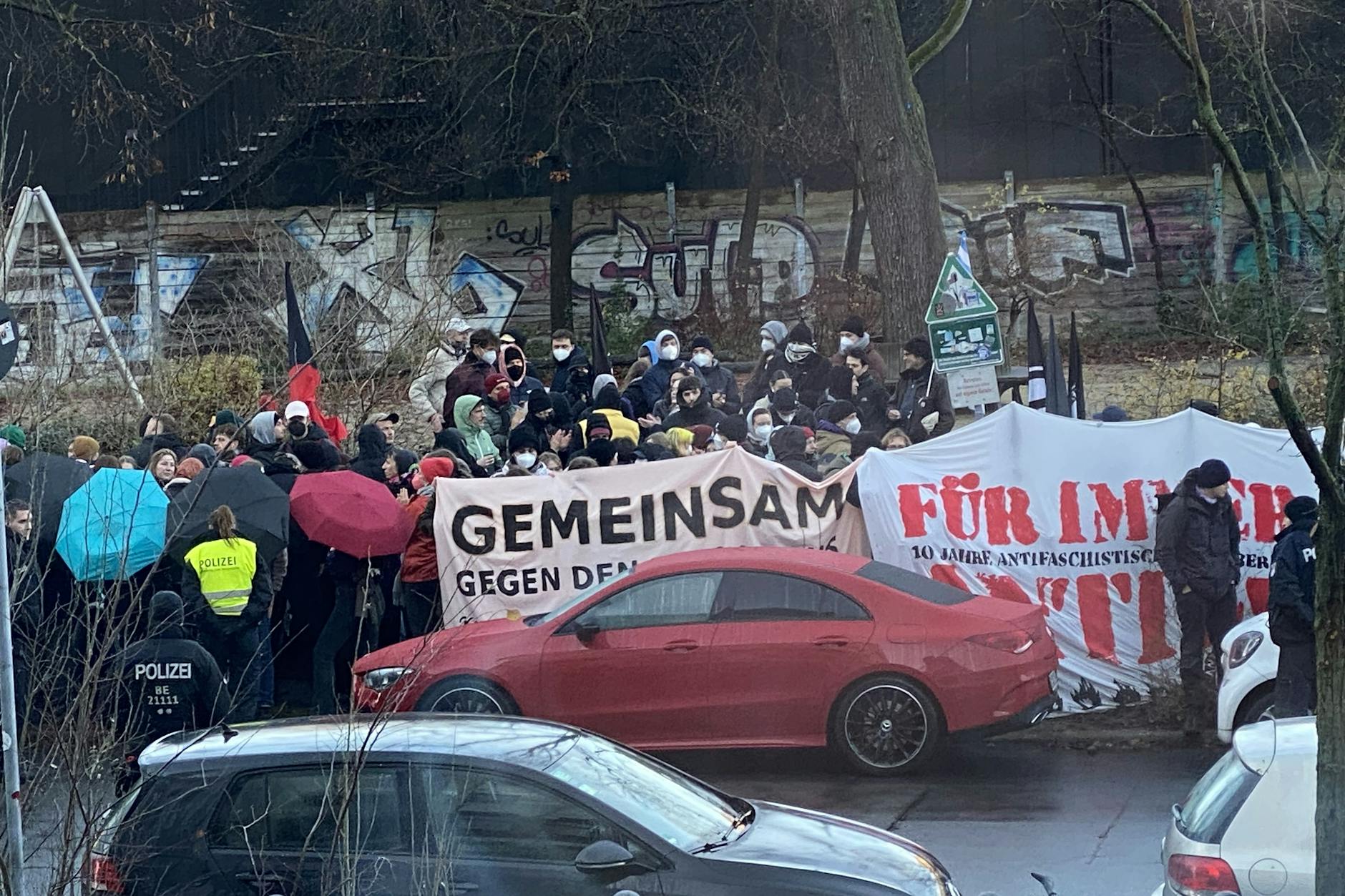Vor dem Kriminalgericht versammelten sich rund 100 Anhänger der Angeklagten.