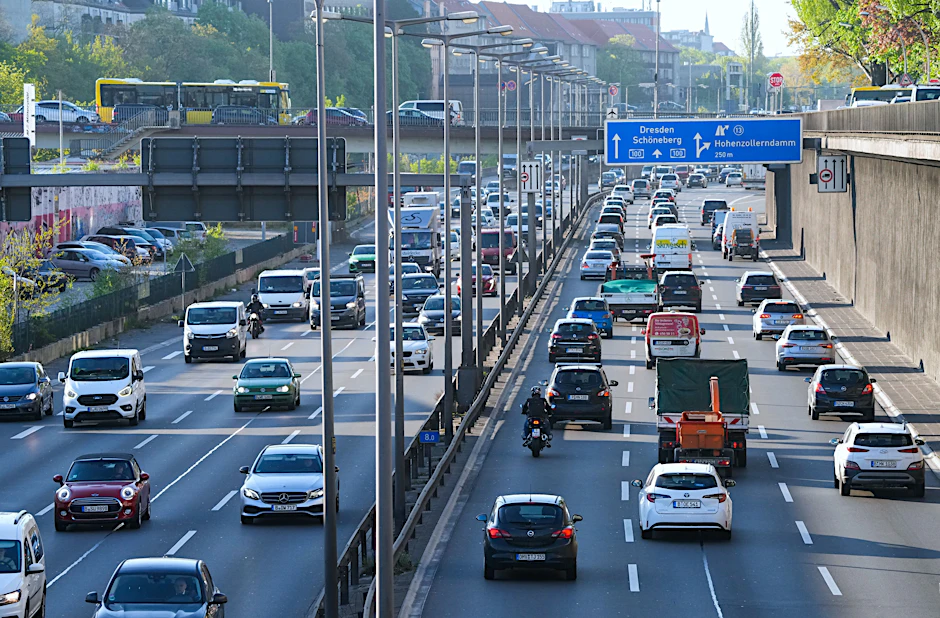 Alltag auf der Stadtautobahn: Die A100 in Berlin ist eine der am stärksten befahrenen Autobahnen in Deutschland. Doch der Stadtring ist kein Ring, im Osten und Norden klafft eine große Lücke.