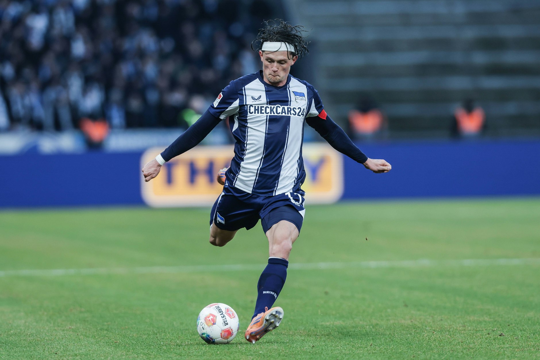 Hertha-Liebling Fabian Reese schießt und schießt, aber der Ball will bei ihm einfach nicht ins Tor.