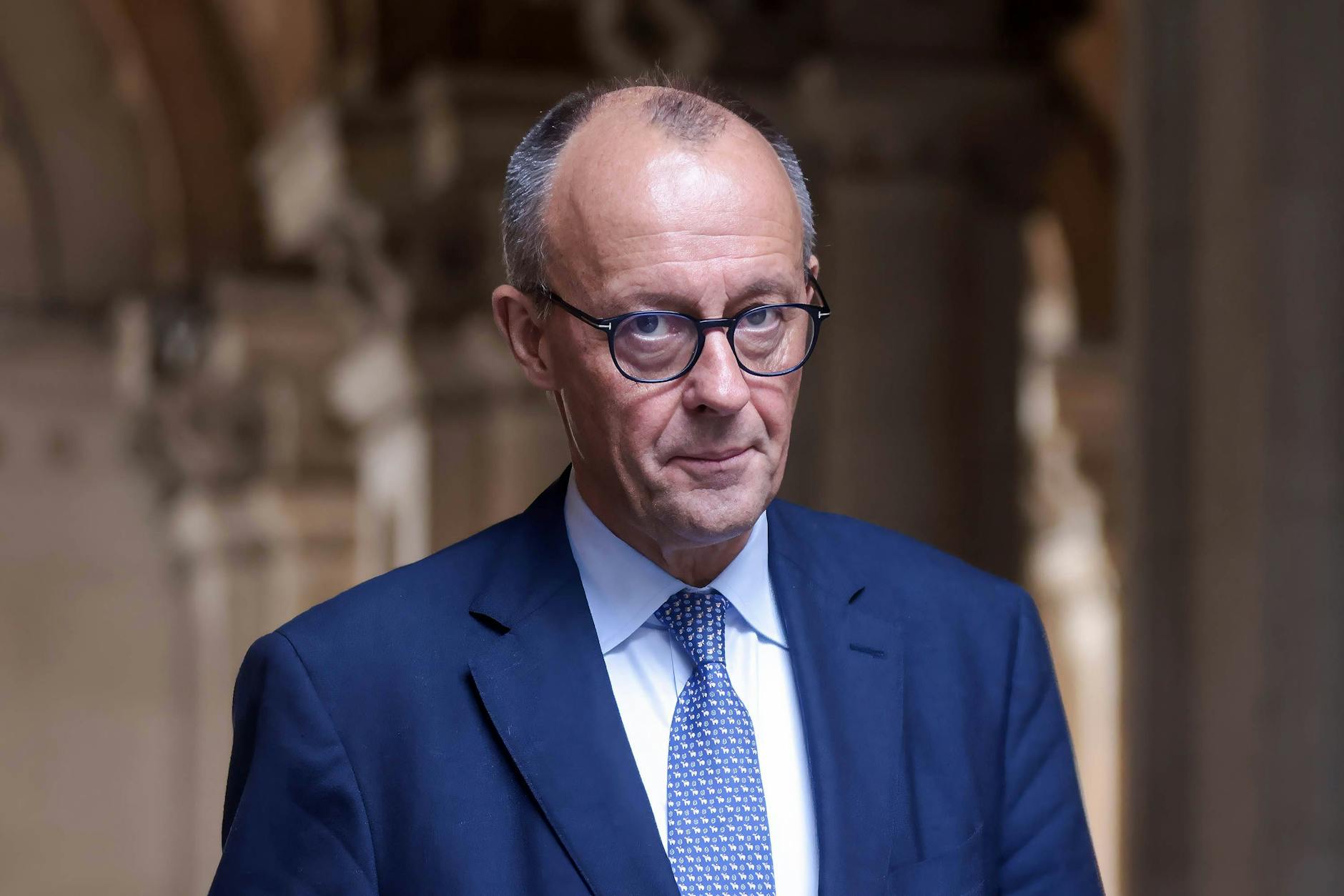 Bundeskanzler Friedrich Merz soll Strafverfahren gegen einige Kritiker eingeleitet haben.