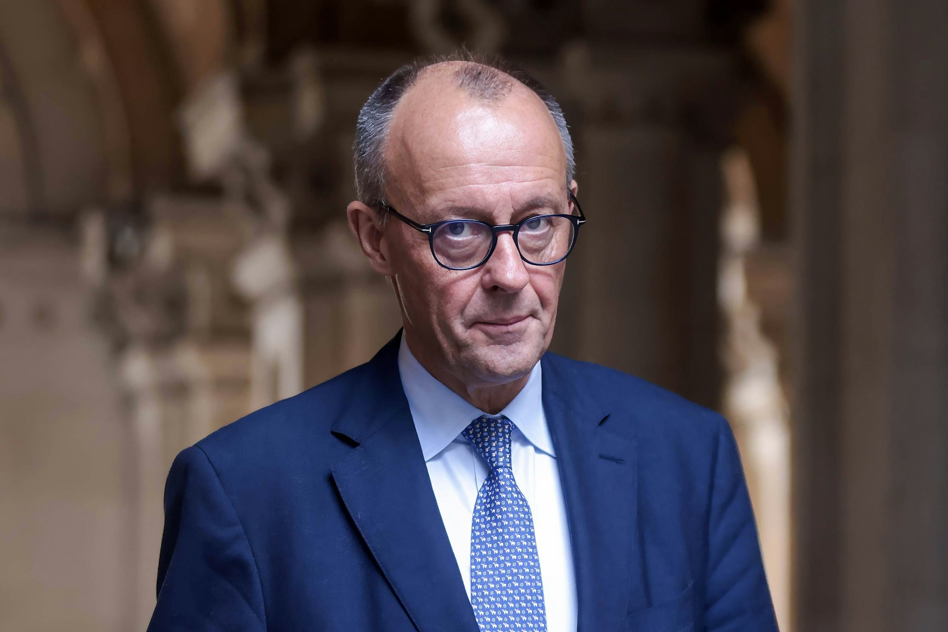 Bundeskanzler Friedrich Merz soll Strafverfahren gegen einige Kritiker eingeleitet haben.