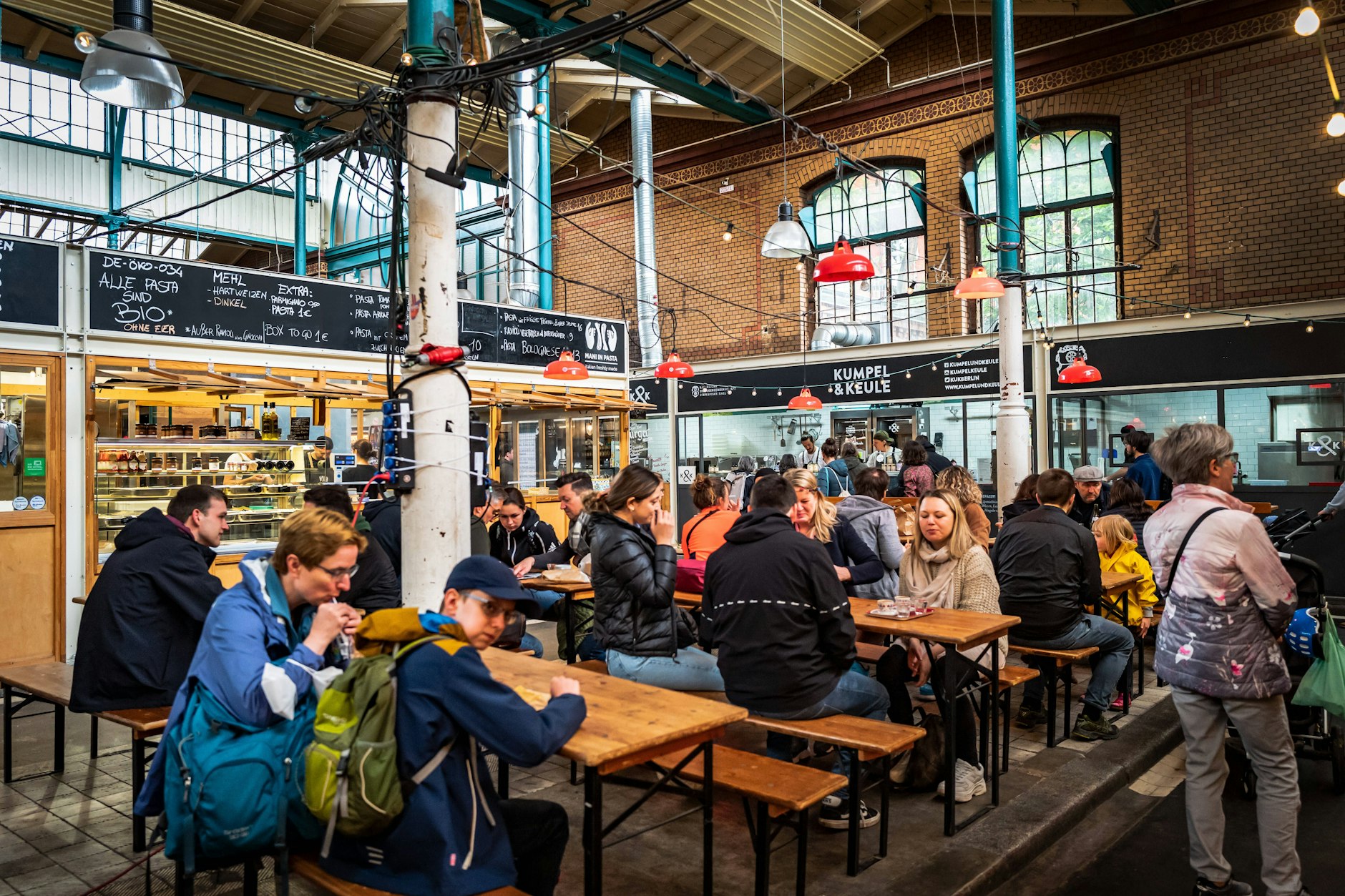 In der Markthalle Neun kann man sich lauter Leckereien kaufen und auch direkt schmecken lassen.