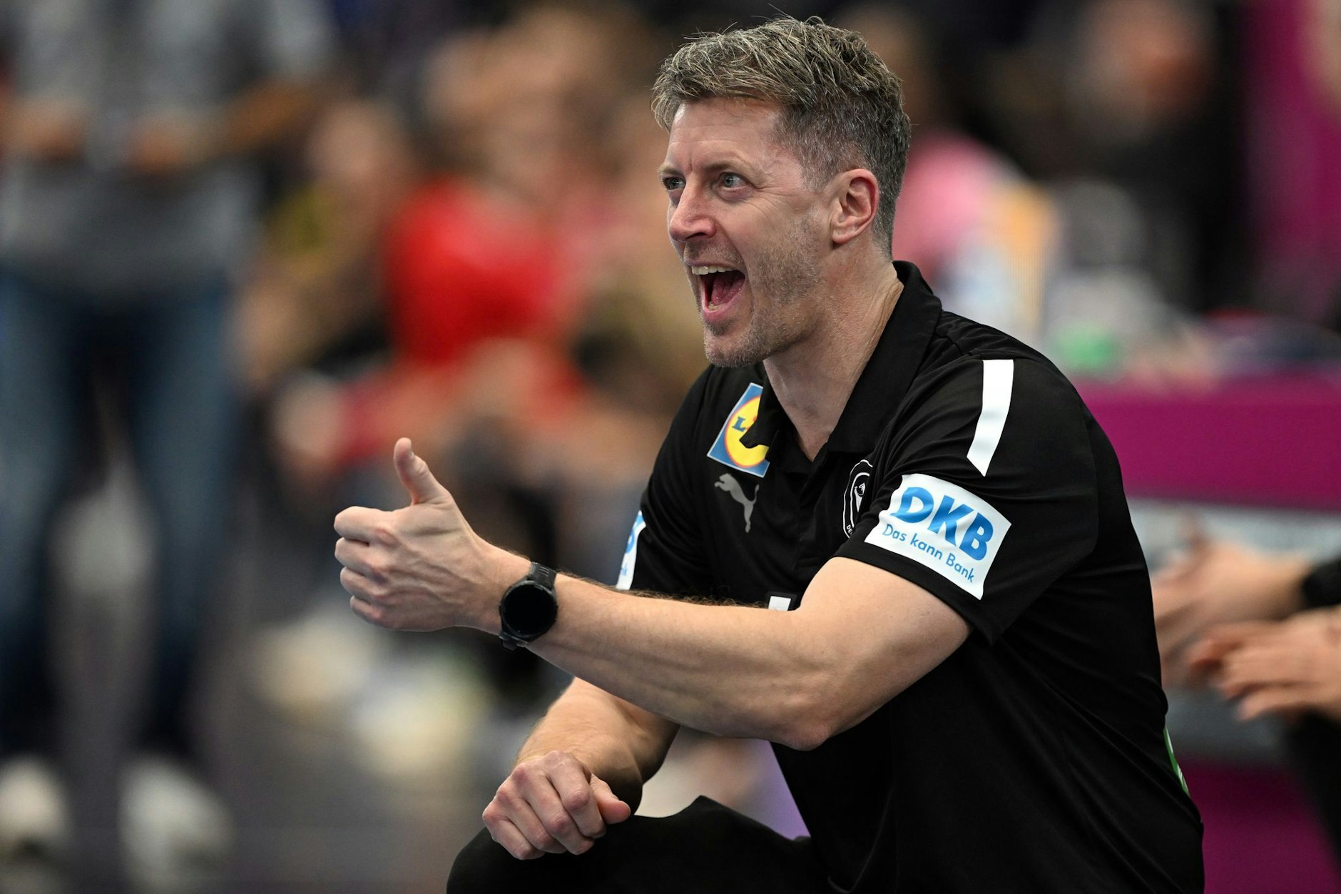 Trainer Markus Gaugisch (Deutschland) gibt Anweisungen an der Seitenlinie.