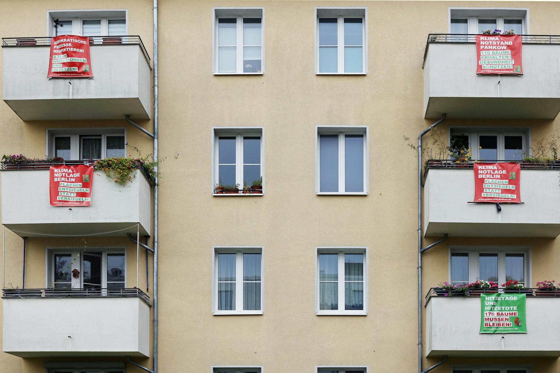 In der Ossietzkystraße in Pankow protestieren die Mieter gegen die Verdichtung der Innenhöfe.