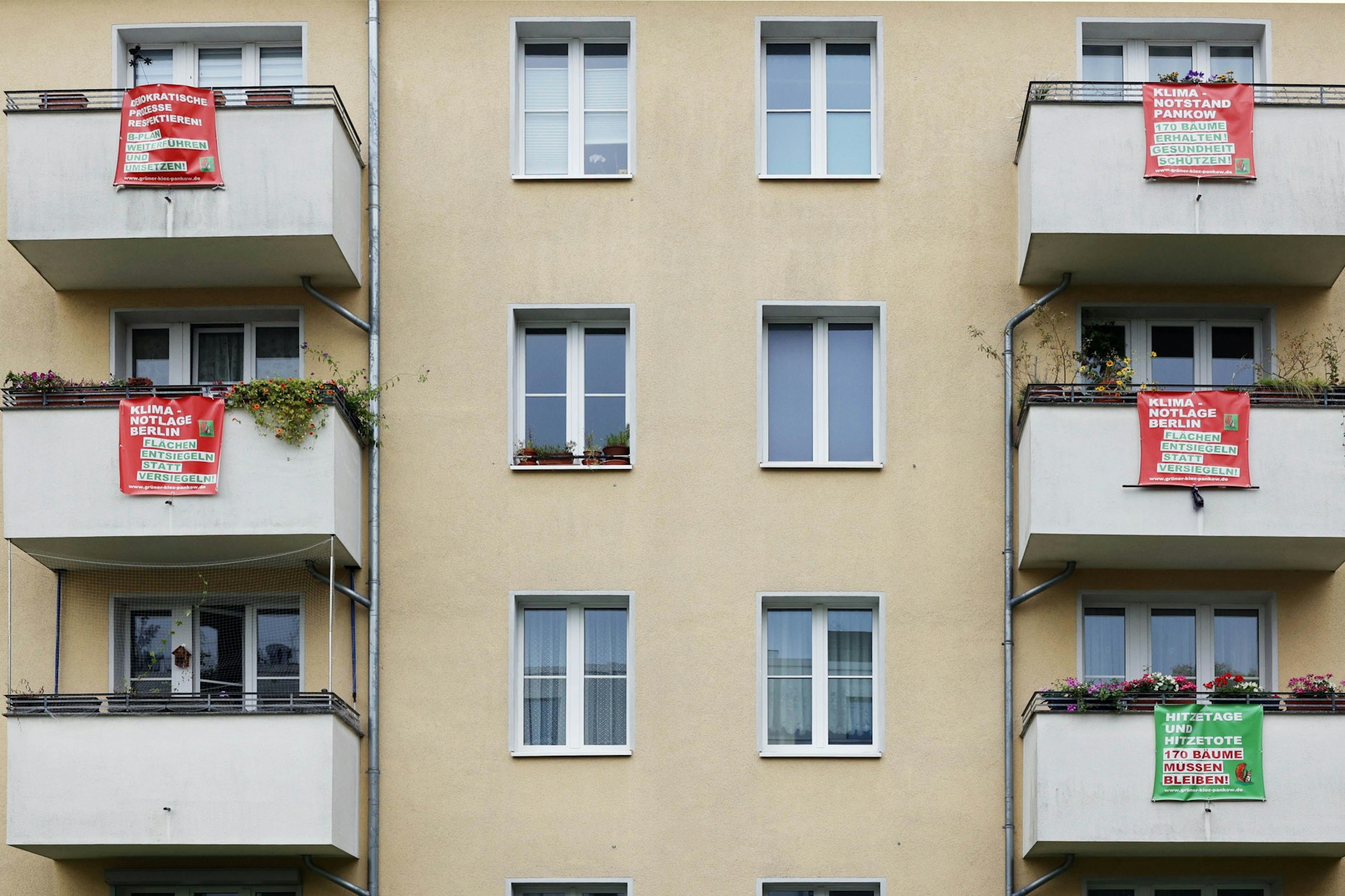 In der Ossietzkystraße in Pankow protestieren die Mieter gegen die Verdichtung der Innenhöfe.