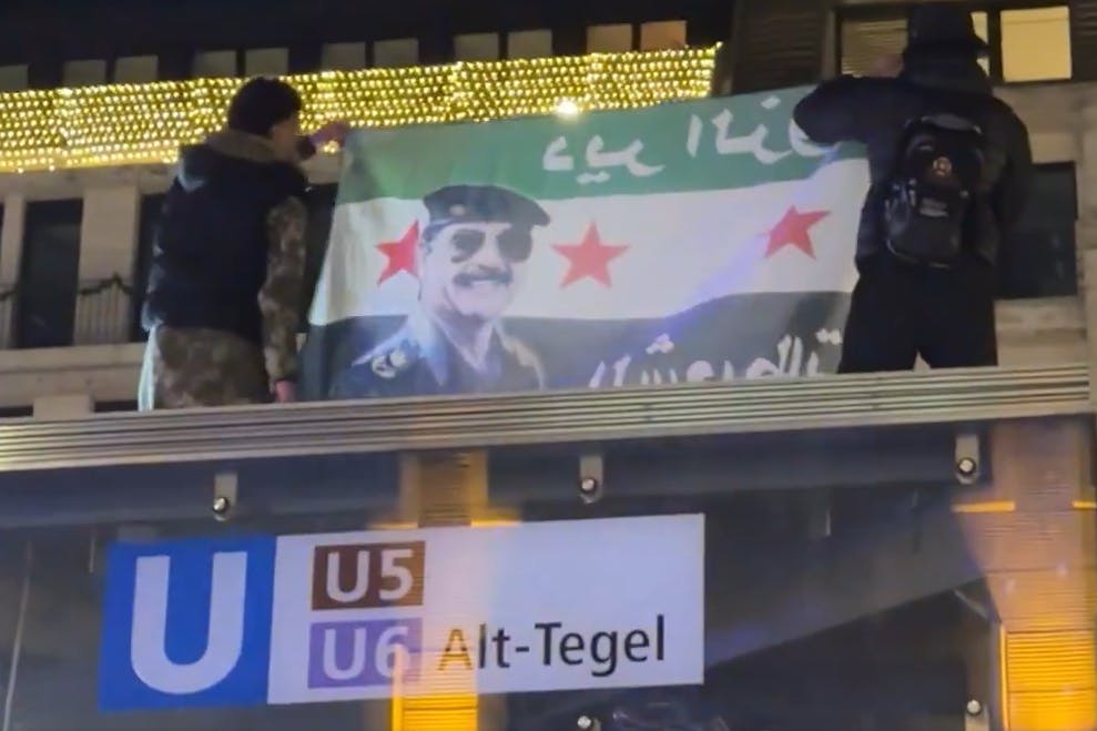 Alte Allianzen: Jugendliche zeigen bei der Demo in Berlin ein Porträt des irakischen Diktators Saddam Hussein.