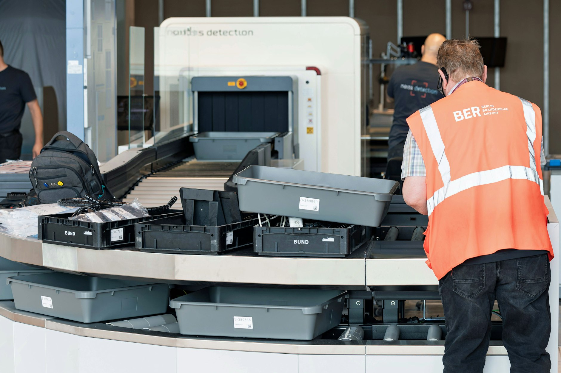 Ein Mitarbeiter am Flughafen BER (Symbolbild)