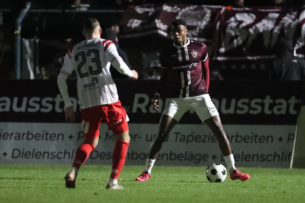 Bei einem unglücklichen Zweikampf mit Halles Marius Hauptmann (l.) riss sich Américo Neves (r.) vom&nbsp; BFC Dynamo das Kreuzband.