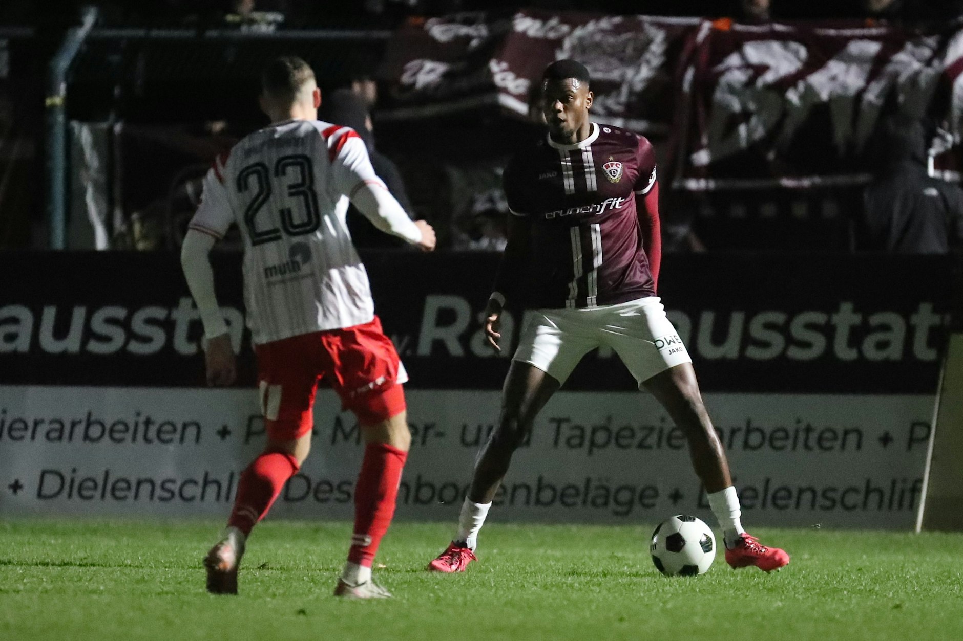 Bei einem unglücklichen Zweikampf mit Halles Marius Hauptmann (l.) riss sich Américo Neves (r.) vom BFC Dynamo das Kreuzband.