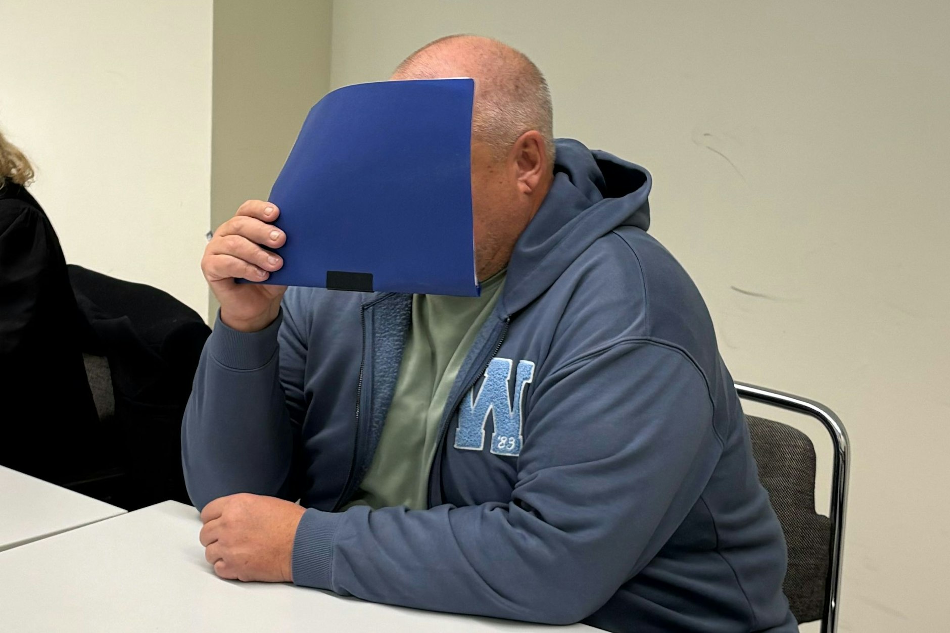 Steffen P. übersah eine Radfahrerin, überrollte sie. Die Frau starb noch am Unfallort. nun saß er in Berlin vor Gericht.