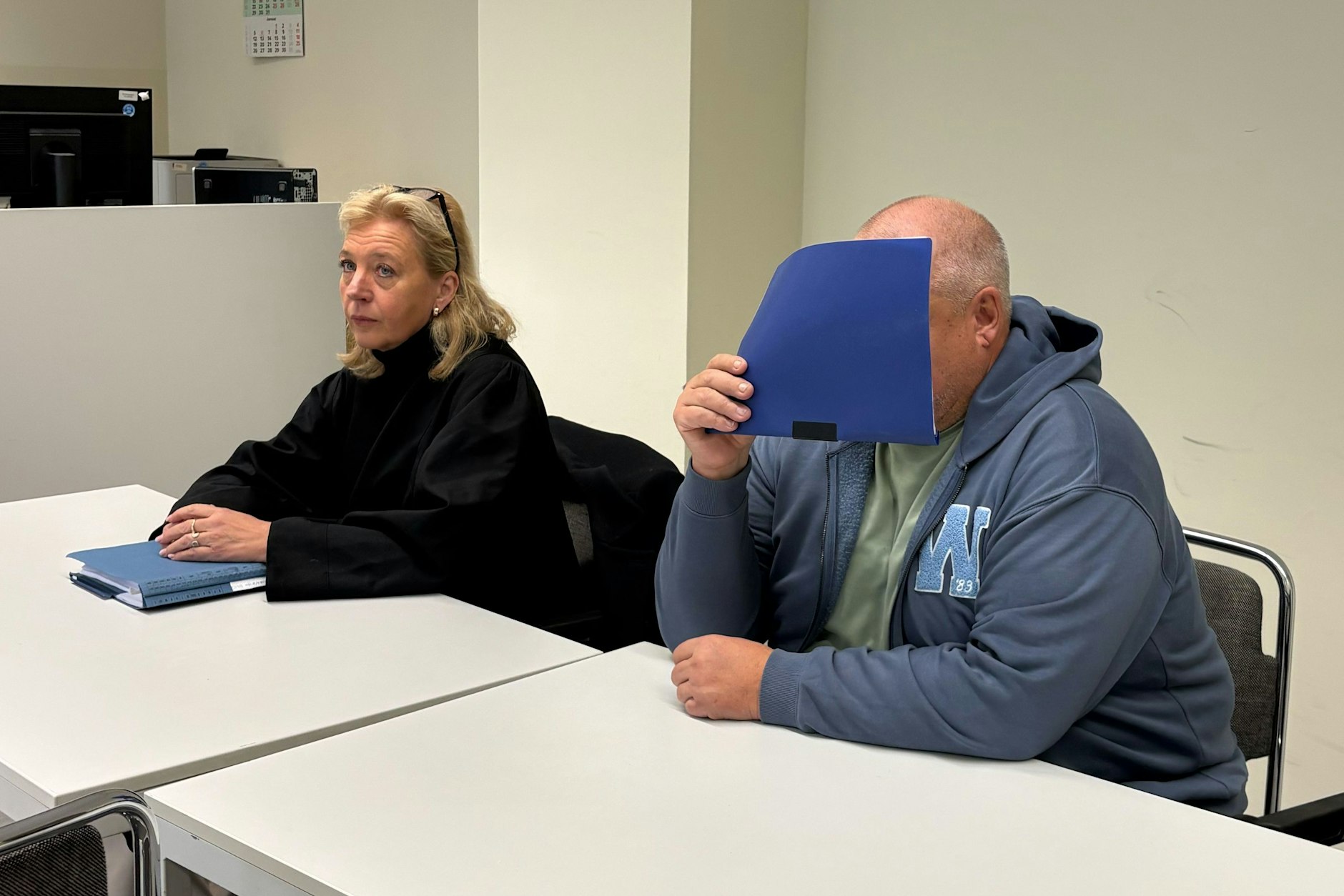 Der Angeklagte Steffen P. mit seiner Verteidigerin. Das Gericht verteilte den Lkw-Fahrer zu einer Geldstrafe.