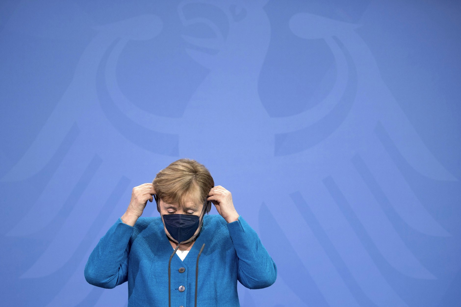 Maskiert und dekoriert: Angela Merkel