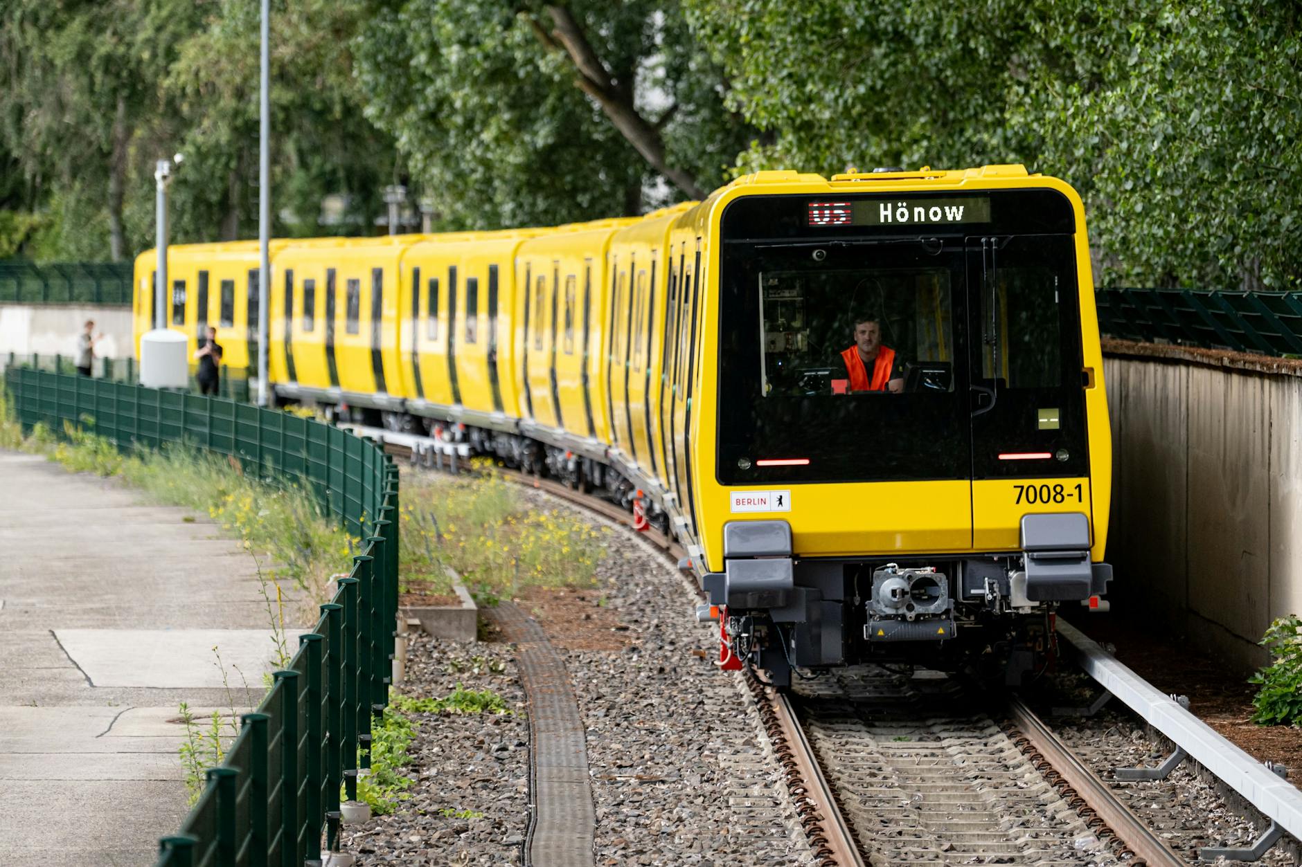 Ein Zug der Baureihe J von den Berliner Verkehrsbetrieben auf der Teststrecke. in Berlin sollen in den kommenden Jahren immer mehr neue Wagen rollen.