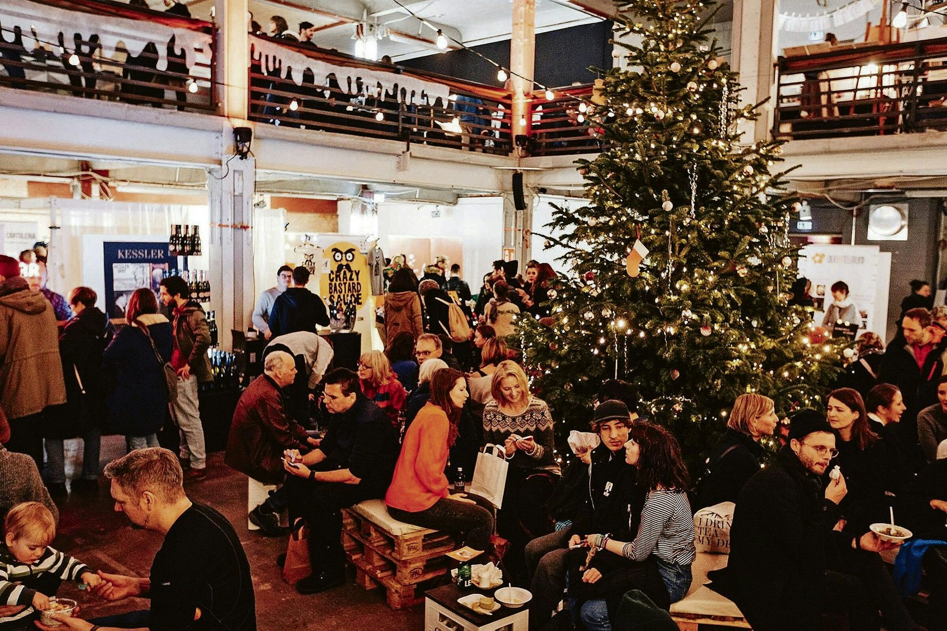 Das Weihnachtsrodeo im Colosseum, beworben als der liebevollste Weihnachtsmarkt Berlins.