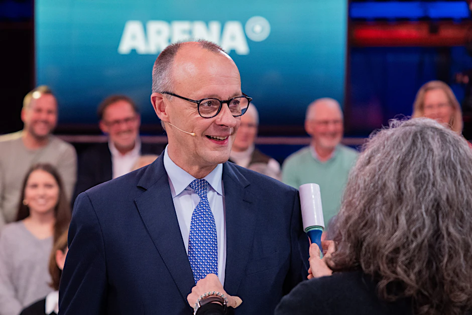 Friedrich Merz (CDU) kurz vor Beginn der Live-Sendung der ARD-„Arena“: Hier werden noch die letzten Fusseln vom Kanzler-Anzug entfernt.