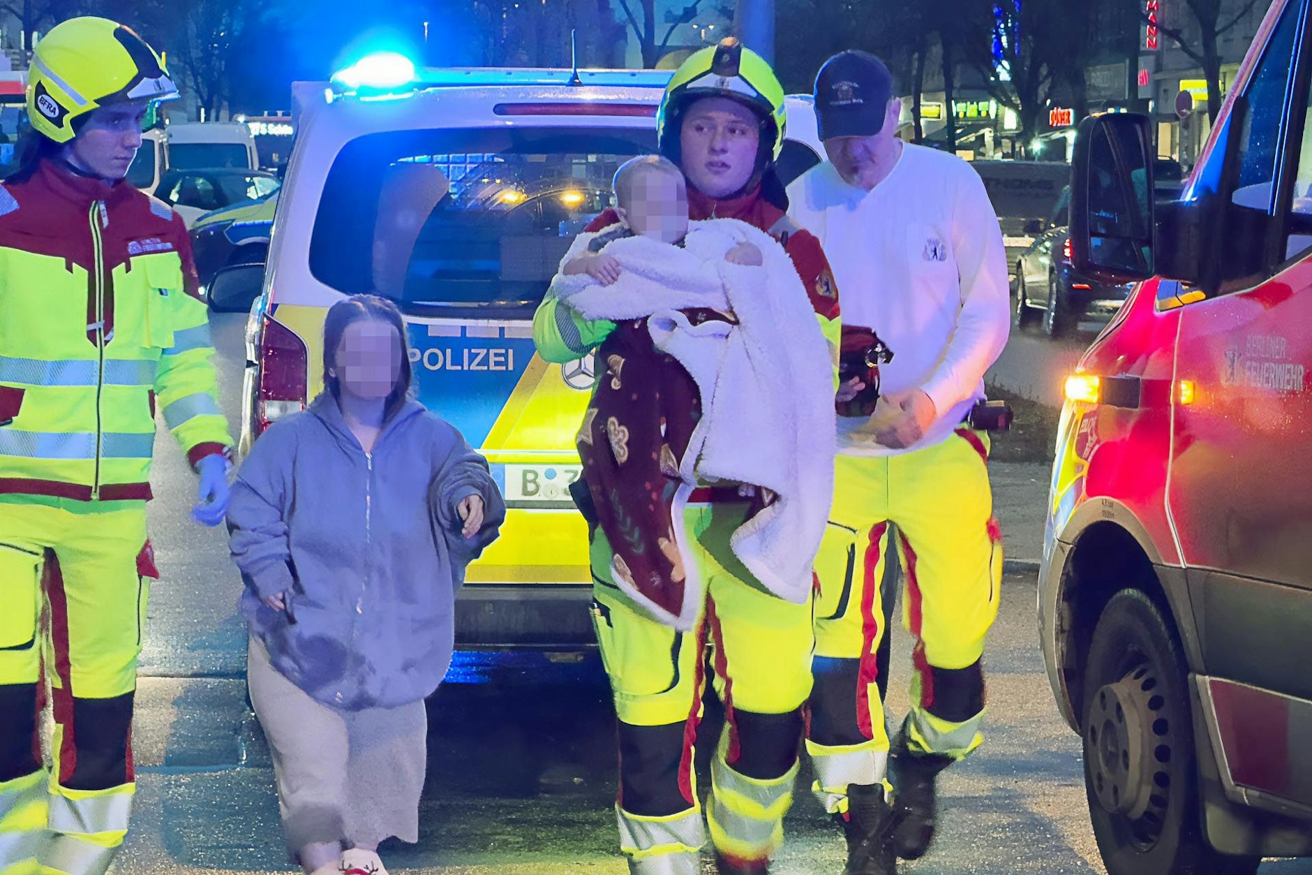 Feuerdrama in Berlin: Feuerwehr rettet Kleinkind aus brennendem Haus