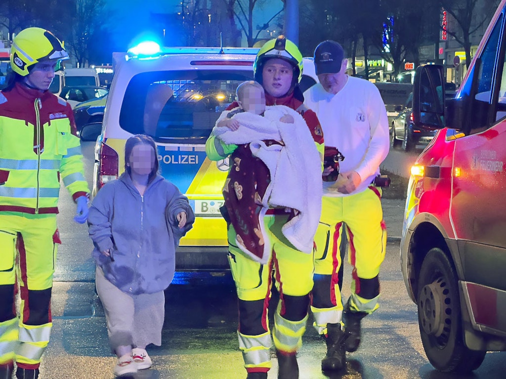 Feuerdrama-in-Berlin-Feuerwehr-rettet-Kleinkind-aus-brennendem-Haus