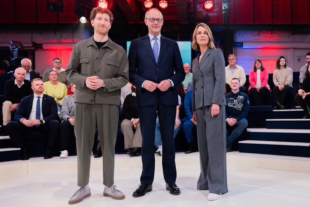 Bundeskanzler Friedrich Merz (M., CDU) mit den Moderatoren Jessy Wellmer und Louis Klamroth