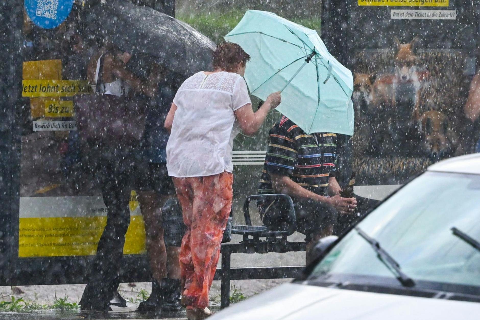 Der Trend zum Regen setzt sich fort, aber so heftig wie in Irland wird Orkan Helmut Deutschland nicht erwischen.