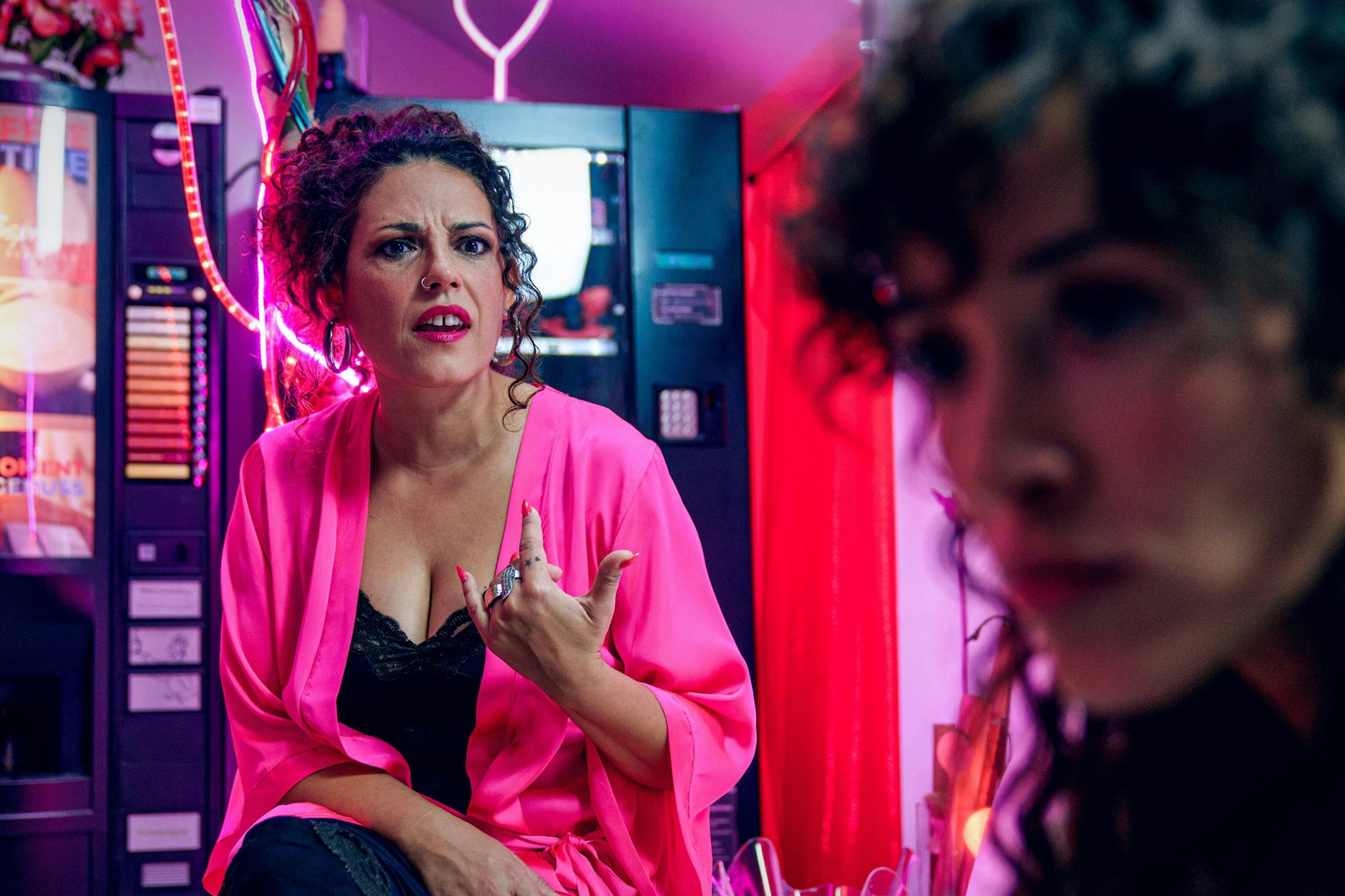 Ramona (Claudia Kottal) und Linda Filipovic (Gabriela García-Vargas)