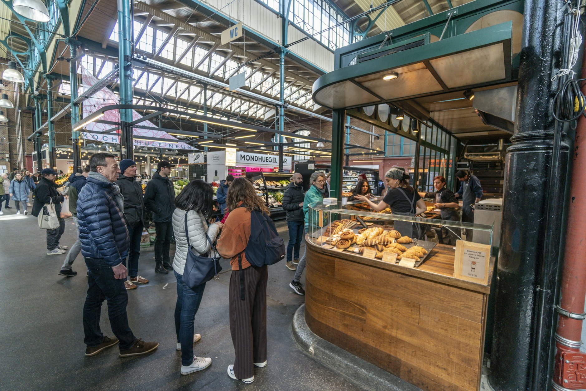 In der Markthalle Neun findet man nicht nur Touristen, sondern auch viele Anwohner aus Kreuzberg.