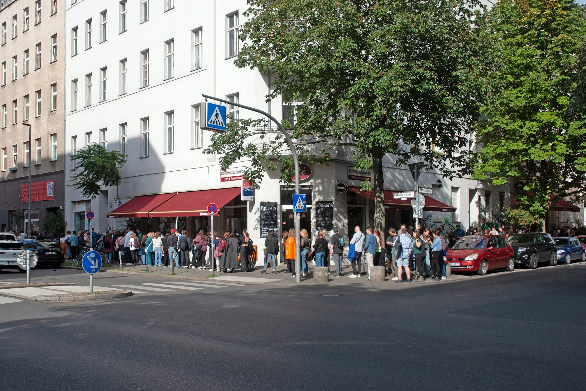 Wohnungssuche in Berlin: Viele Menschen stehen Schlange, um sich eine Wohnung anzuschauen,
