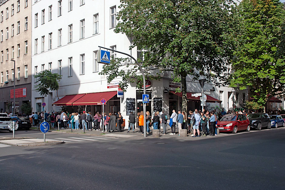 Wohnungssuche in Berlin: Viele Menschen stehen Schlange, um sich eine Wohnung anzuschauen,
