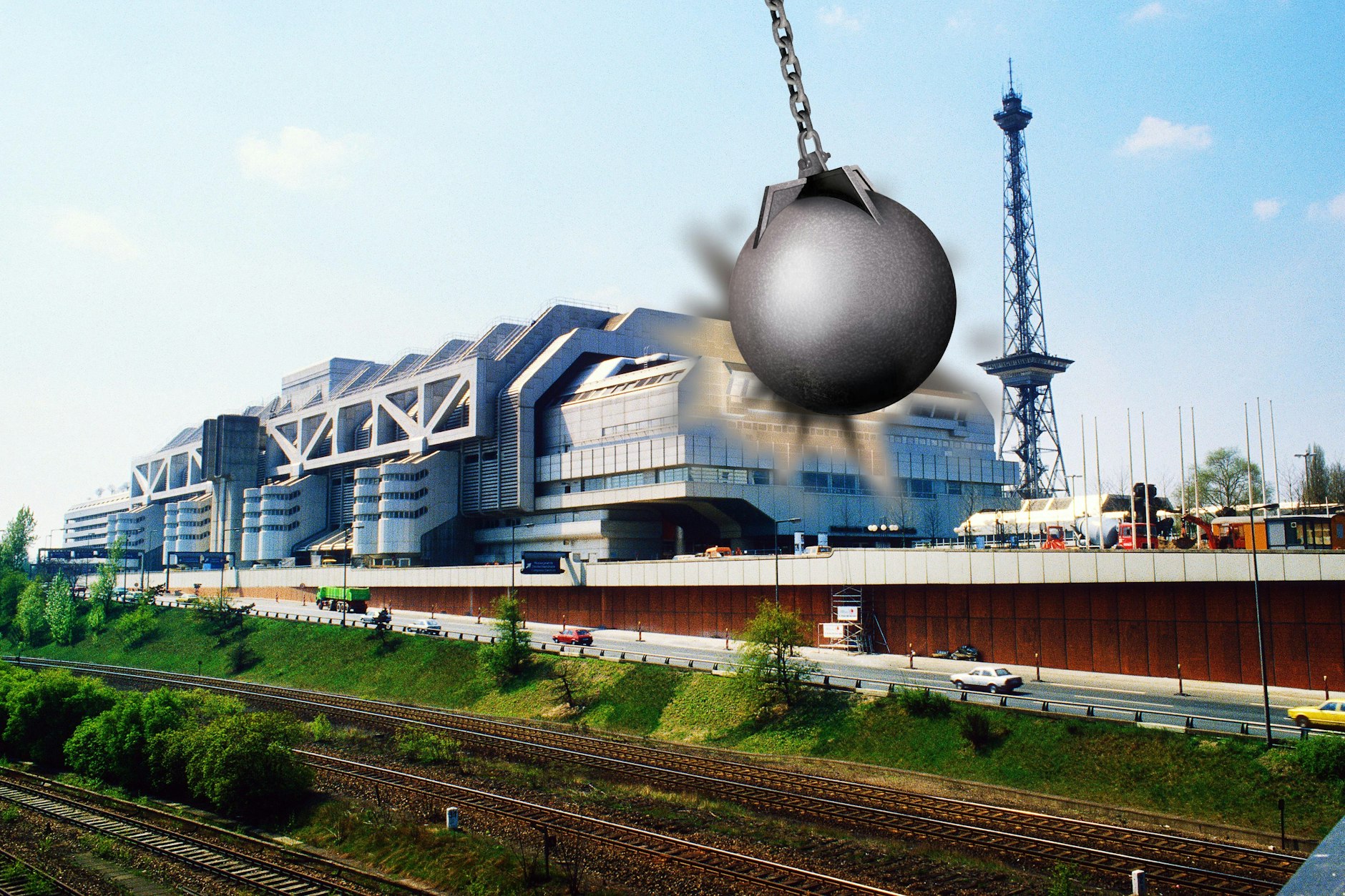 Lieber Senat, warum reißt Ihr unsere Ost-Geschichte ab und nicht das ICC?