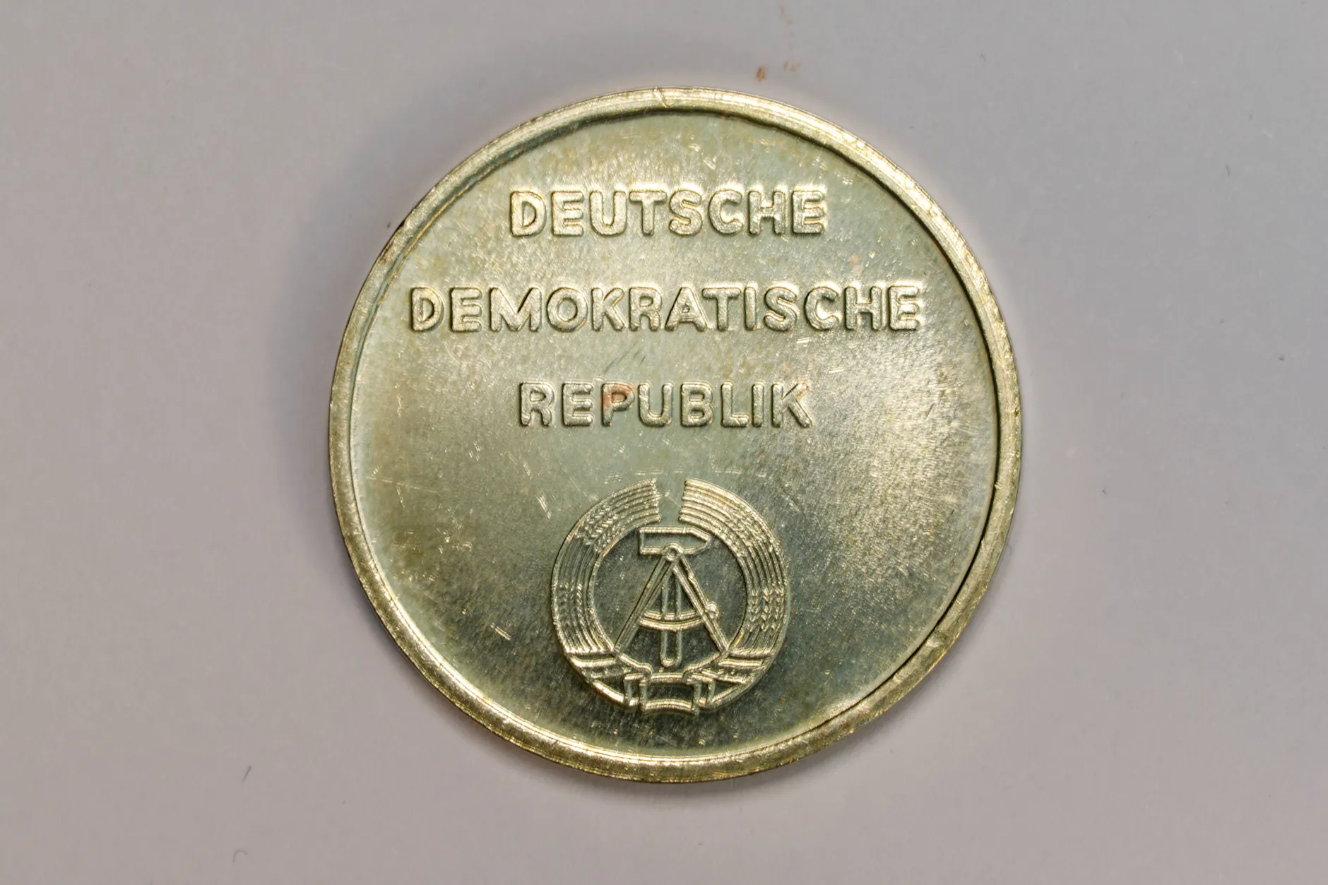 Eine weitere Münze aus DDR-Zeiten. Das sind heute echte Sammlerstücke.