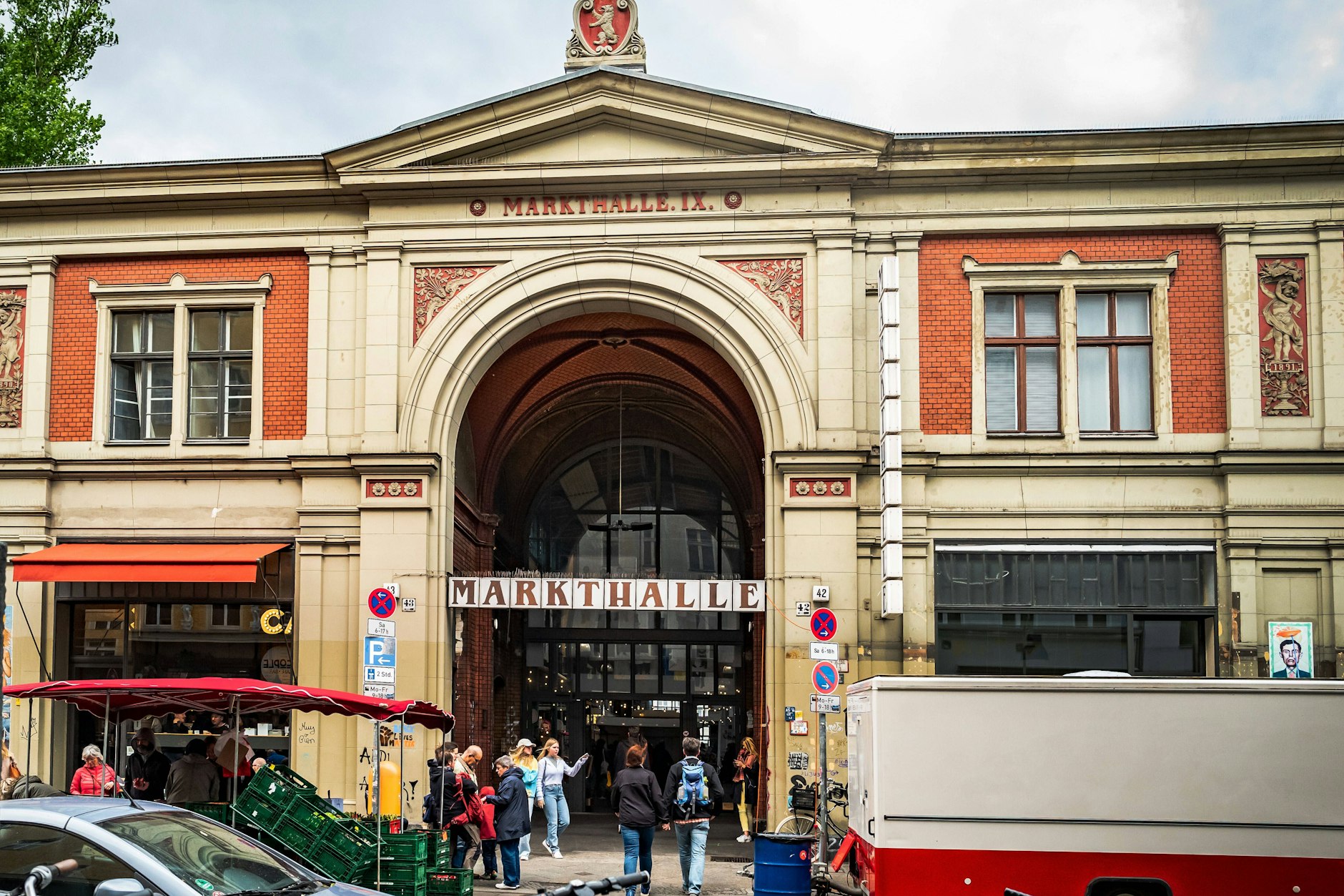 Die Markthalle Neun in der Eisenbahnstraße ist eine Institution in Kreuzberg. Doch die Zukunft des historischen Bauwerks ist ungewiss.
