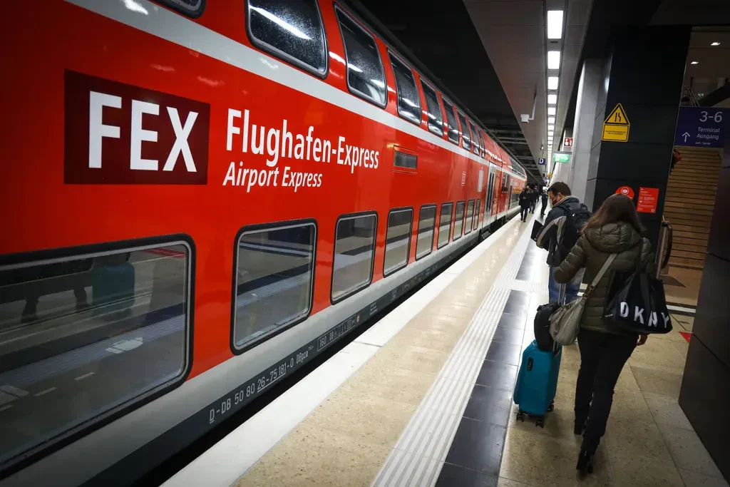 Zügig zum Flughafen: Mit dem FEX und der Linie RE20 dauert die Fahrt vom Hauptbahnhof zum Hauptstadt-Airport 22 bis 24 Minuten.