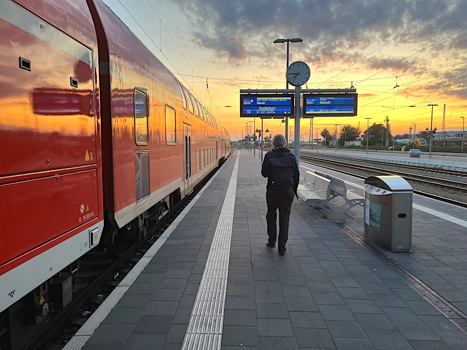 Ein Regionalexpress der Deutschen Bahn steht abfahrbereit auf dem Hauptbahnhof Cottbus. Nach dem Fahrplanwechsel gibt es drei direkte Verbindungen zum BER.