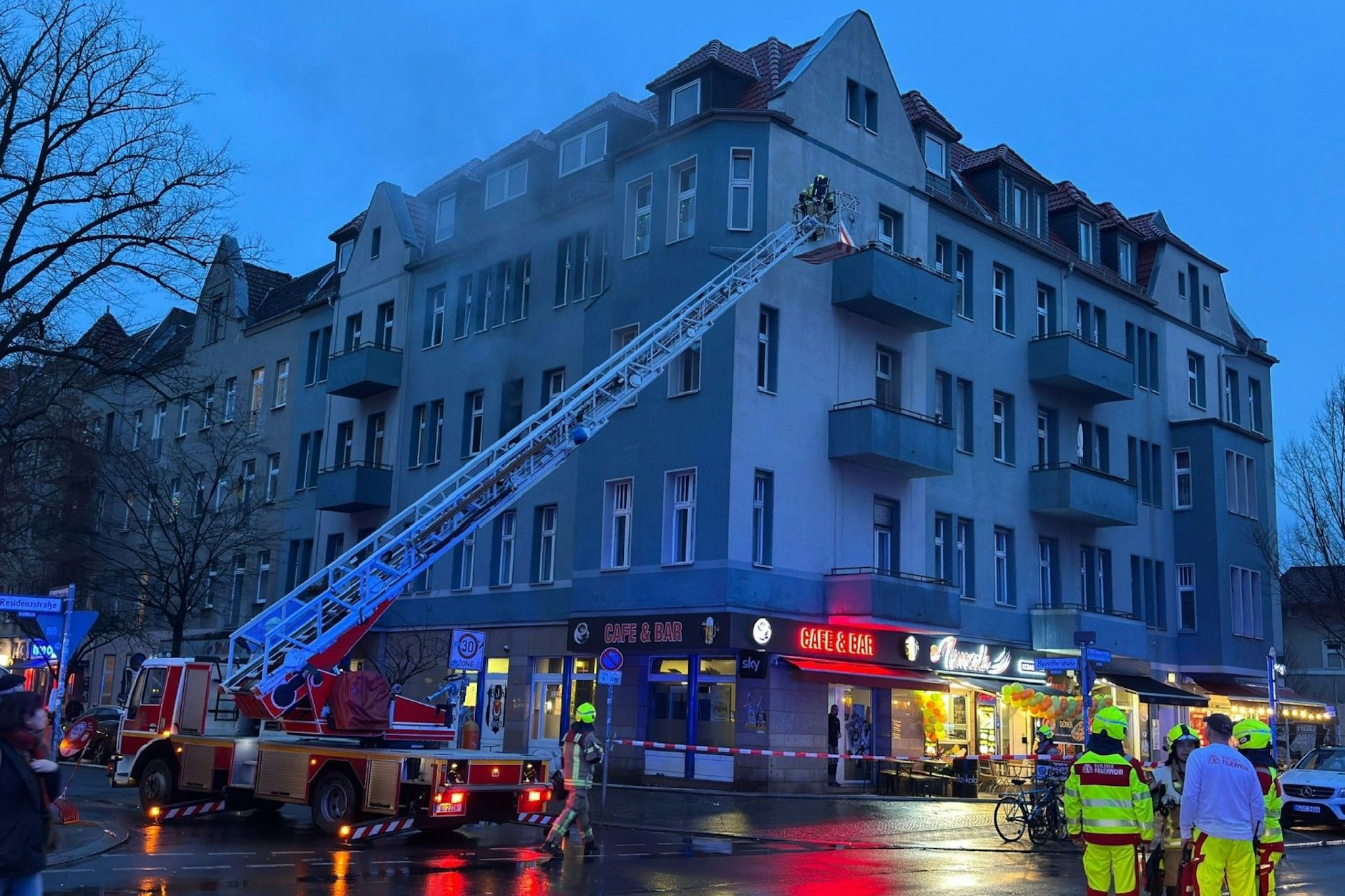Die Feuerwehr ist zu einem Großeinsatz nach Berlin Reinickendorf ausgerückt. Mit einer Drehleiter wurden die Menschen aus den Wohnungen gerettet. 