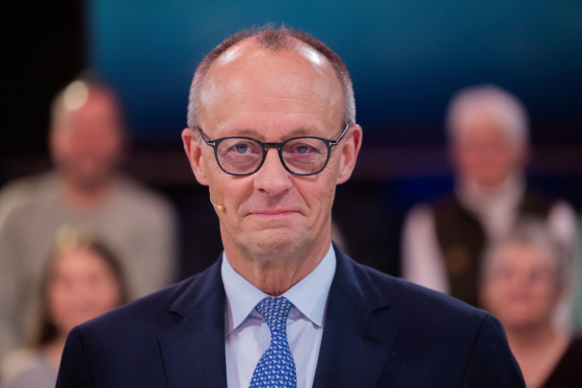 Bundeskanzler Friedrich Merz (CDU) steht vor der Live-Sendung der ARD-„Arena“ in der Lemo Kulturhalle. 