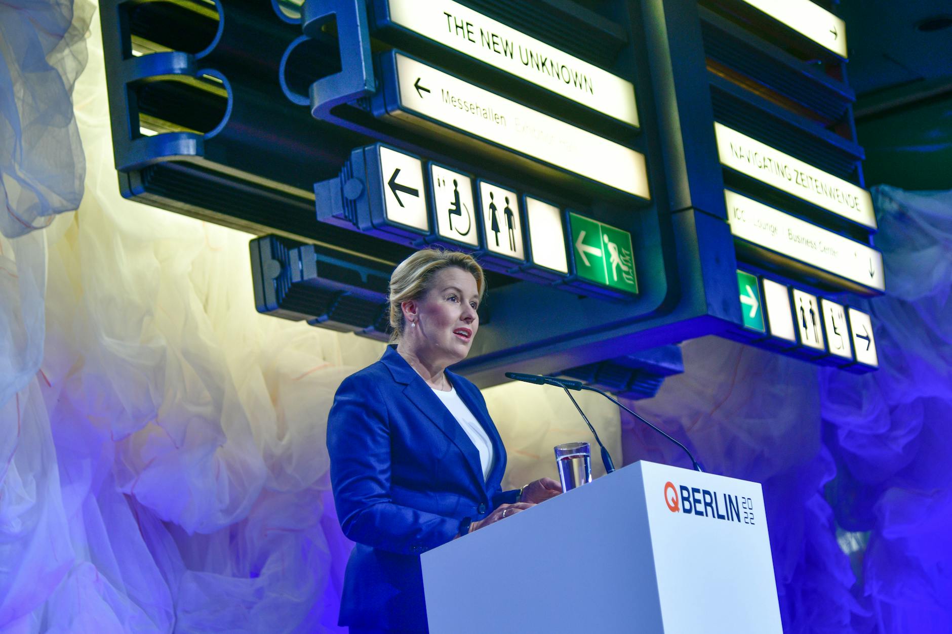 Dafür machte man 2022 die sonst verschlossenen Türen im ICC wieder auf: Franziska Giffey (SPD, damals Regierende Bürgermeisterin) hält auf einem Berlin-Kongress im ICC-Foyer eine Rede.