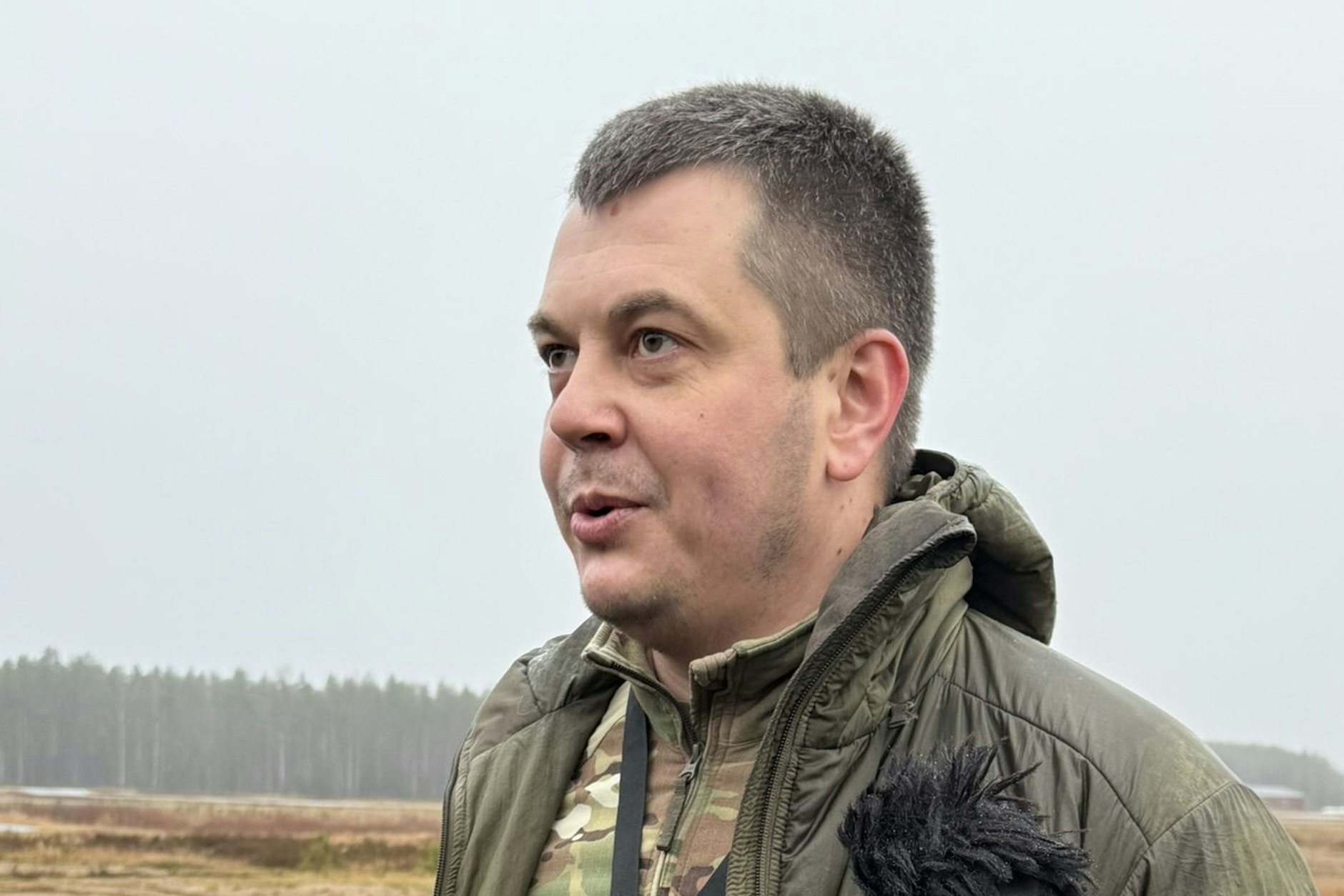 Oleksandr Voitko im Interview mit der Berliner Zeitung am Flugplatz Räyskälä in Finnland.